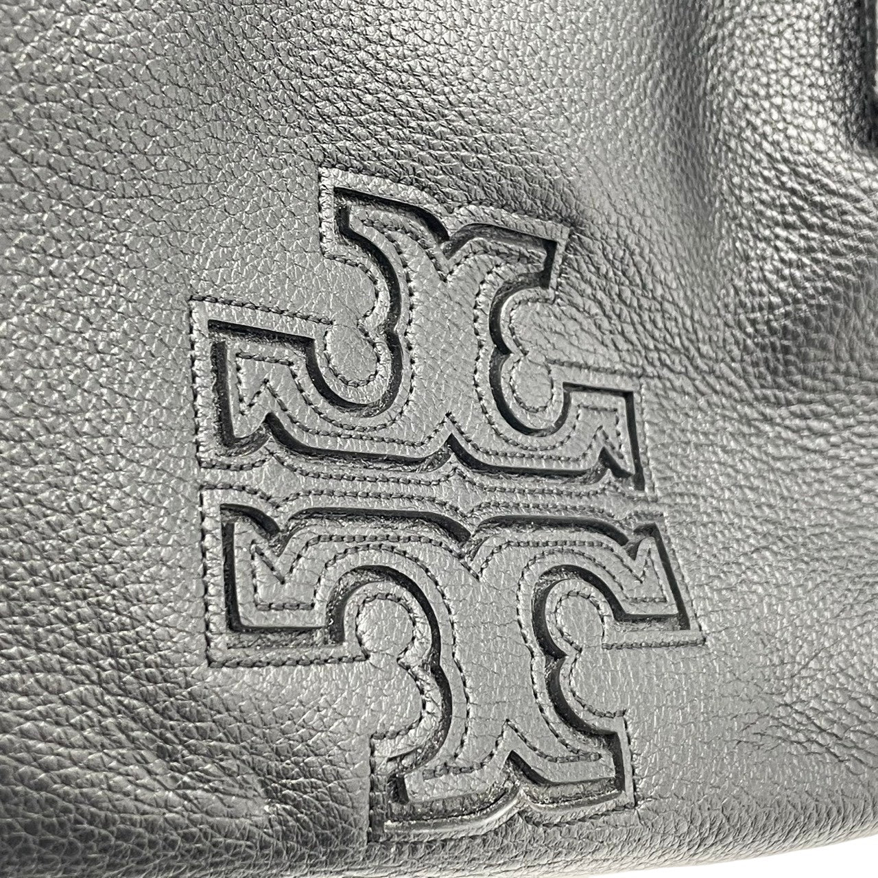美品 トリーバーチ TORY BURCH テア Thea チェーンストラップ トートバッグ レザー 本革 ブラック 2way ワンショルダー 斜め掛け可 自立可 エンボスロゴ ゴールド金具 収納力 上品 クラシック レディース 日常使い S2