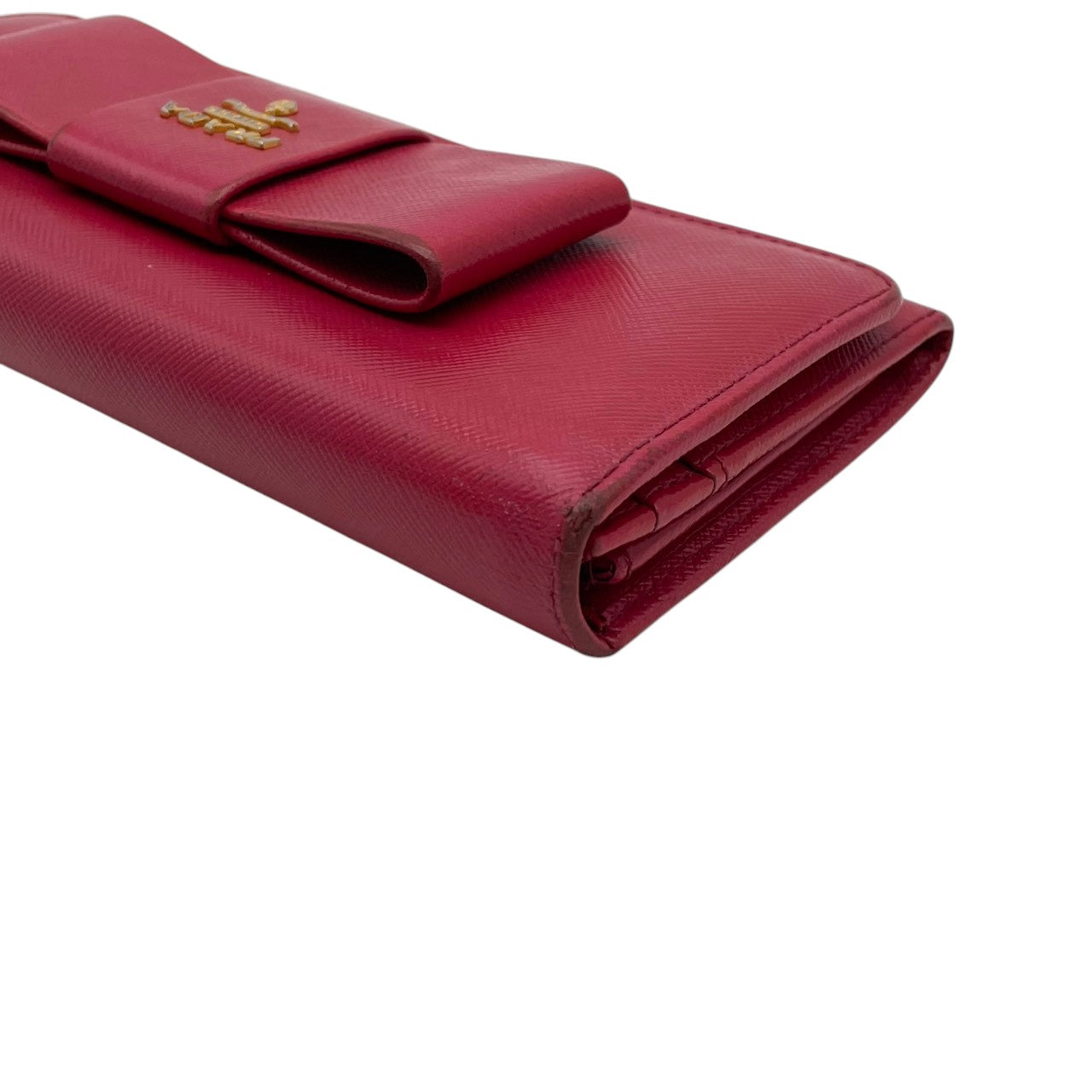 プラダ PRADA サフィアーノ フィオッコ 長財布 レザー 本革 ピンク リボン 1M1132 フラップ 二つ折り ロングウォレット ゴールド金具 ロゴ金具 札入れ 小銭入れ カード収納 レディース 上品 クラシック 日常使い 収納力 M3