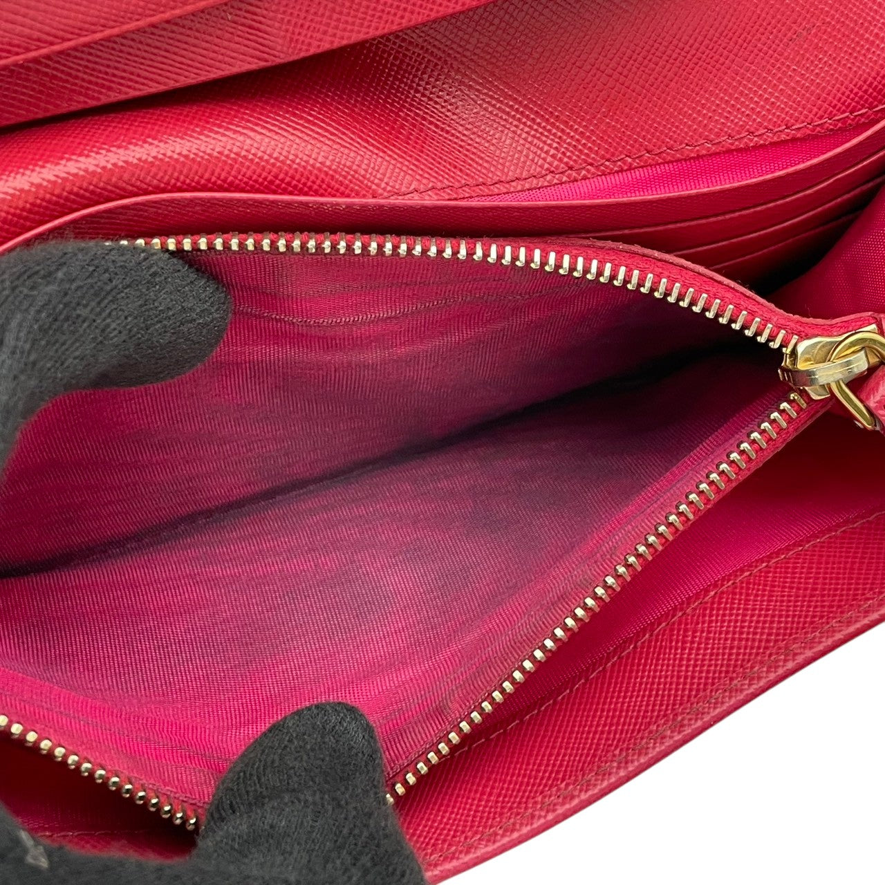 プラダ PRADA サフィアーノ フィオッコ 長財布 レザー 本革 ピンク リボン 1M1132 フラップ 二つ折り ロングウォレット ゴールド金具 ロゴ金具 札入れ 小銭入れ カード収納 レディース 上品 クラシック 日常使い 収納力 M3