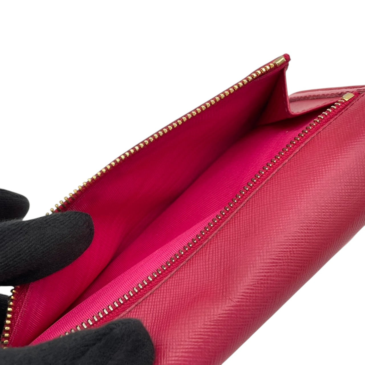プラダ PRADA サフィアーノ フィオッコ 長財布 レザー 本革 ピンク リボン 1M1132 フラップ 二つ折り ロングウォレット ゴールド金具 ロゴ金具 札入れ 小銭入れ カード収納 レディース 上品 クラシック 日常使い 収納力 M3