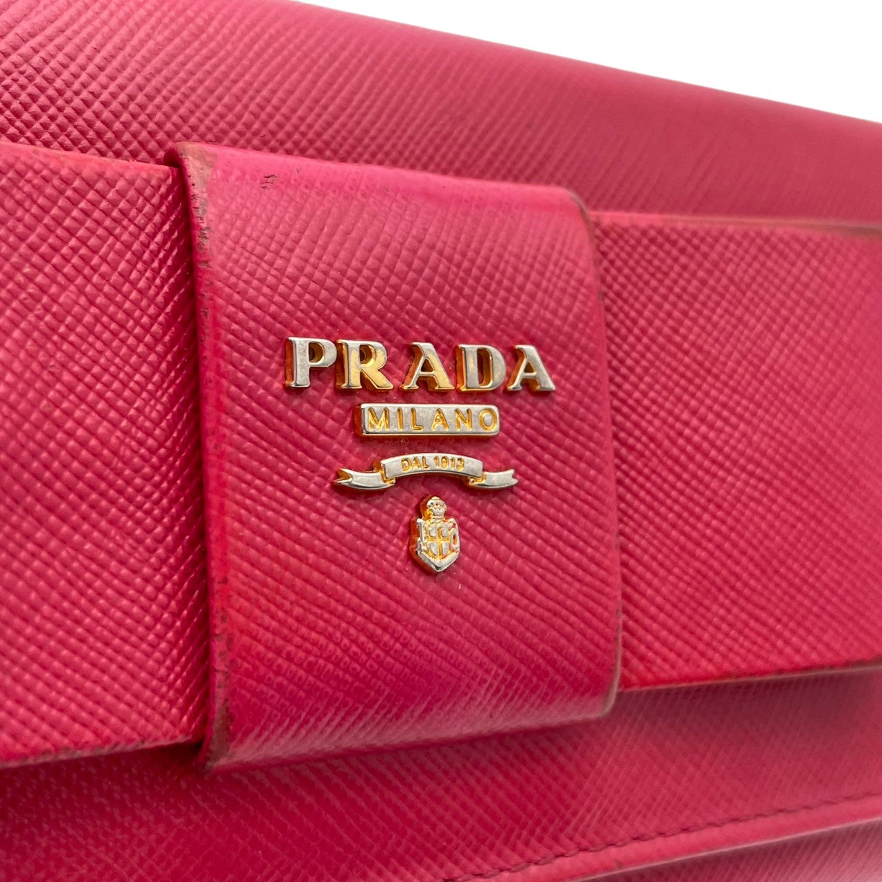 プラダ PRADA サフィアーノ フィオッコ 長財布 レザー 本革 ピンク リボン 1M1132 フラップ 二つ折り ロングウォレット ゴールド金具 ロゴ金具 札入れ 小銭入れ カード収納 レディース 上品 クラシック 日常使い 収納力 M3