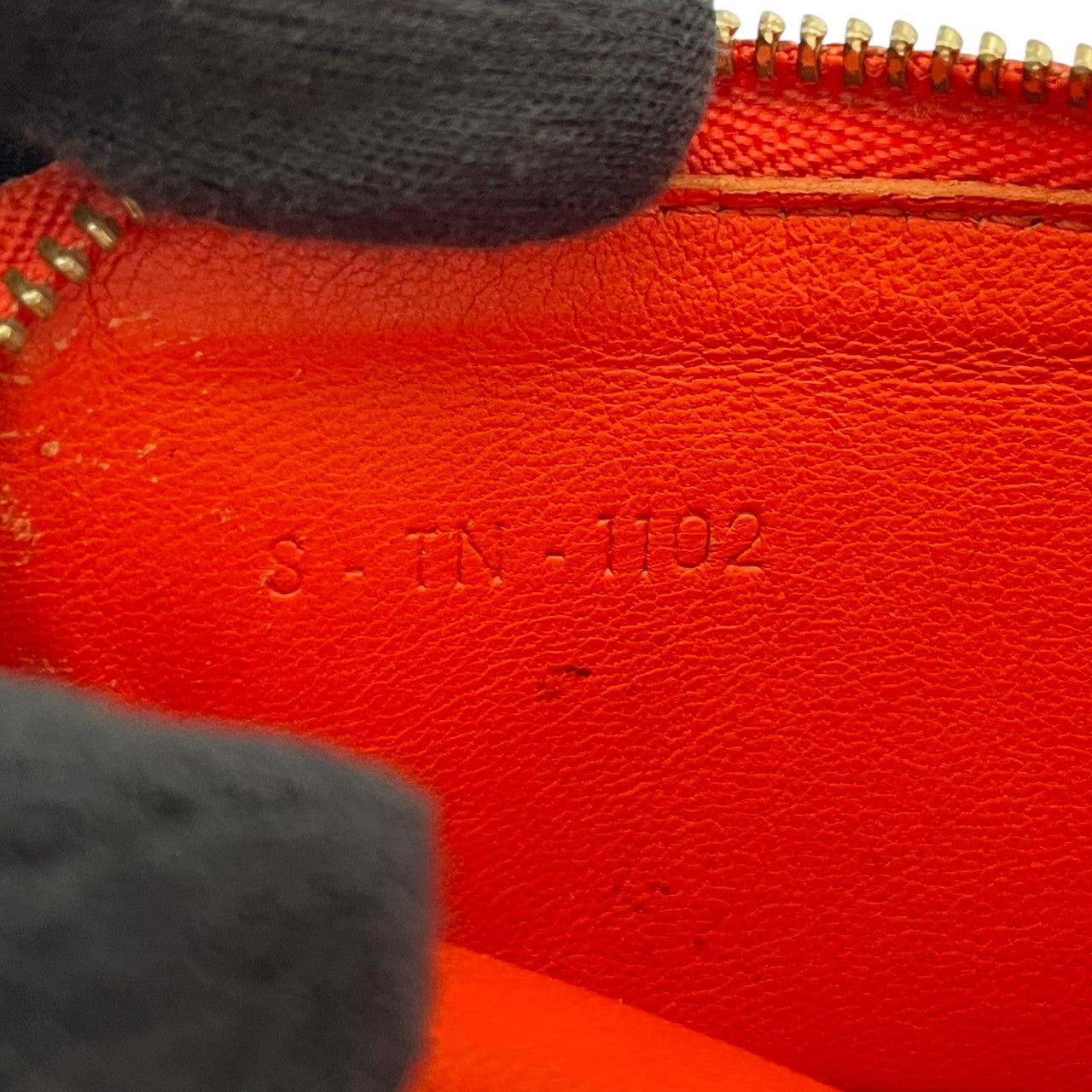 セリーヌ CELINE コインケース レザー 本革 オレンジ ワインレッド バイカラー ジップ 小銭入れ カードケース ゴールド金具 ロゴ刻印 コンパクト ミニウォレット ファスナー開閉 マルチケース レディース 上品 シンプル 日常使い 収納力 M3