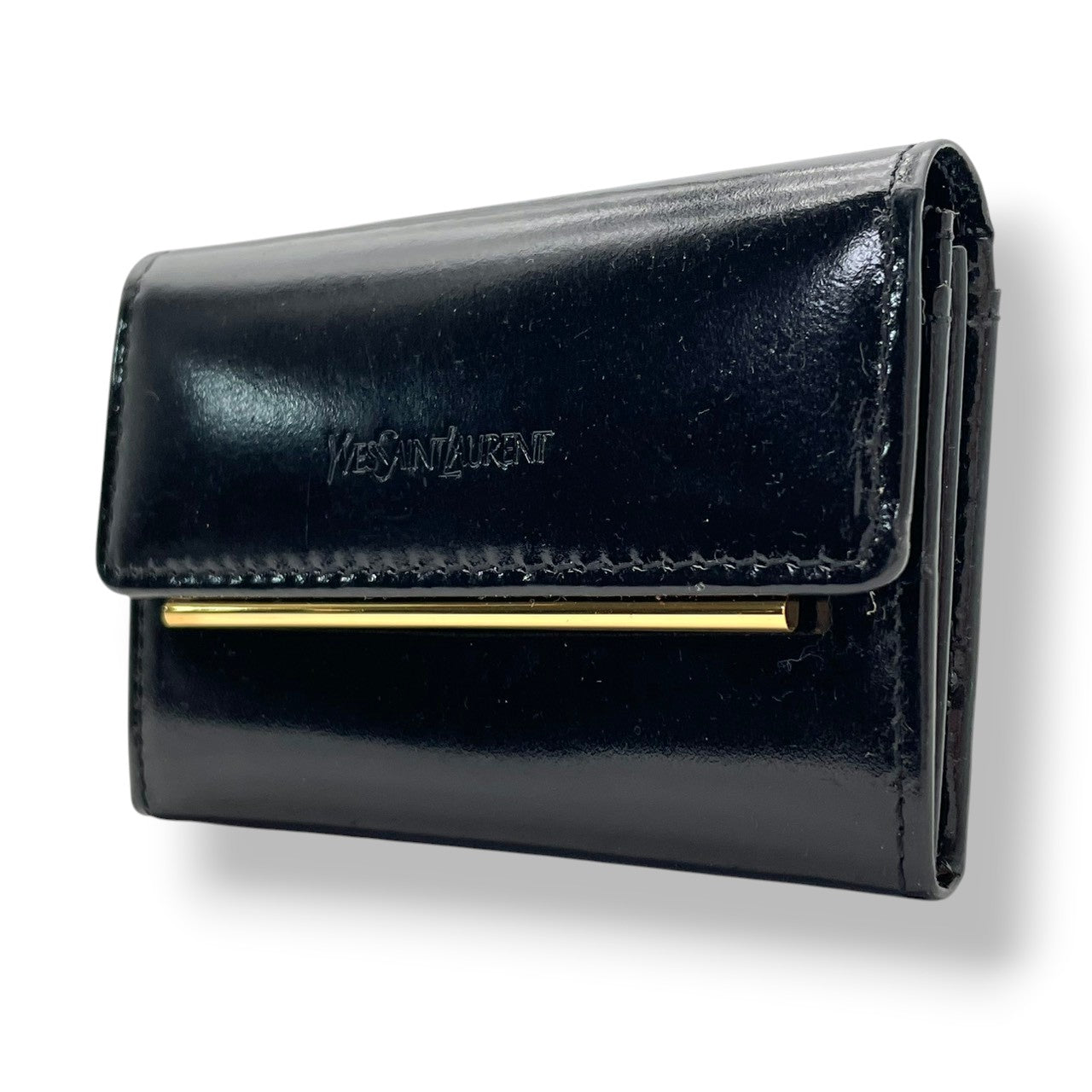 サンローラン SAINT LAURENT 小銭入れ レザー 本革 ブラック エナメル パテントレザー ゴールド金具 ロゴ型押し フラップ スナップ開閉 コンパクト コインケース 小物 レディース メンズ ユニセックス 上品 クラシック 日常使い M3