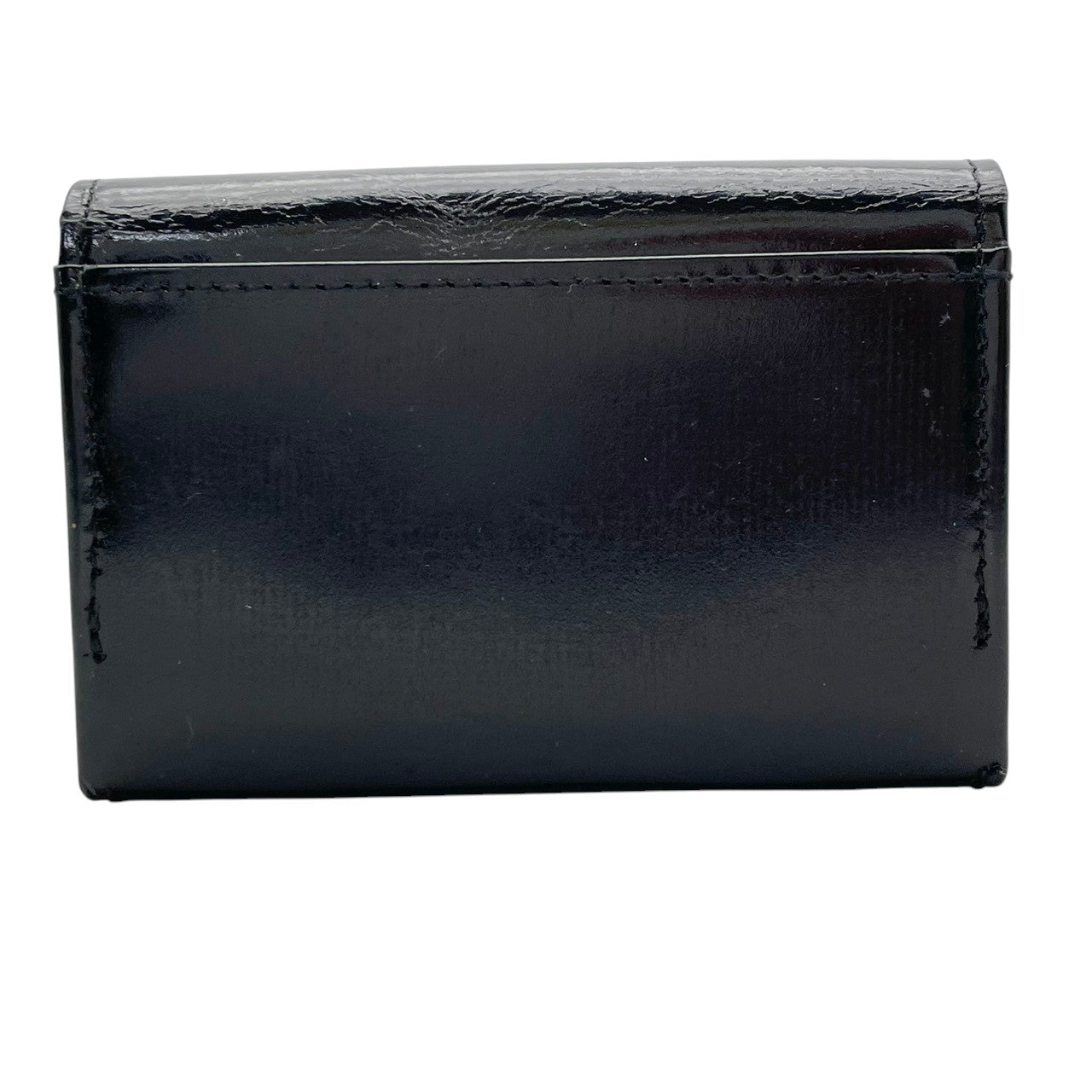 サンローラン SAINT LAURENT 小銭入れ レザー 本革 ブラック エナメル パテントレザー ゴールド金具 ロゴ型押し フラップ スナップ開閉 コンパクト コインケース 小物 レディース メンズ ユニセックス 上品 クラシック 日常使い M3