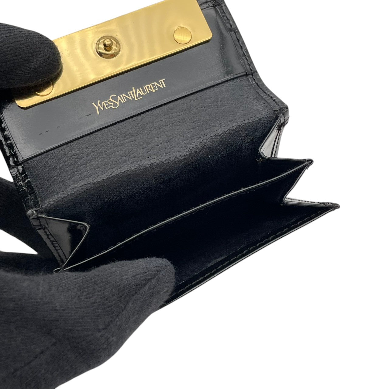 サンローラン SAINT LAURENT 小銭入れ レザー 本革 ブラック エナメル パテントレザー ゴールド金具 ロゴ型押し フラップ スナップ開閉 コンパクト コインケース 小物 レディース メンズ ユニセックス 上品 クラシック 日常使い M3
