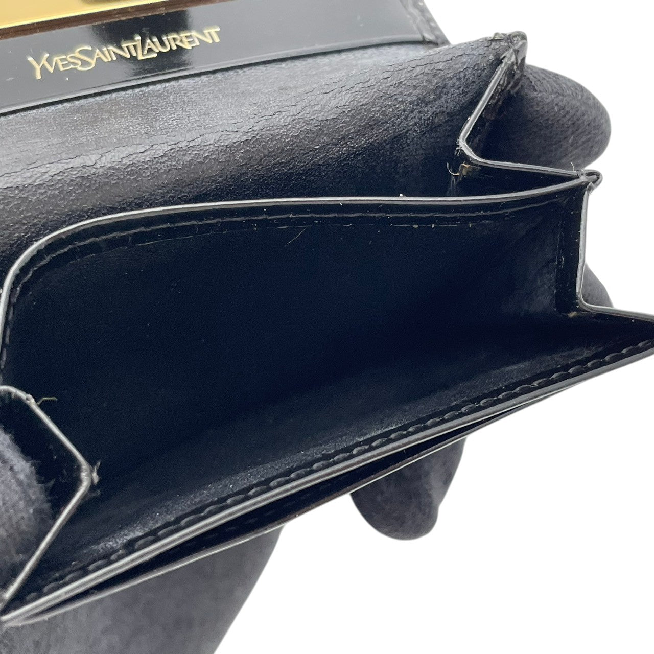 サンローラン SAINT LAURENT 小銭入れ レザー 本革 ブラック エナメル パテントレザー ゴールド金具 ロゴ型押し フラップ スナップ開閉 コンパクト コインケース 小物 レディース メンズ ユニセックス 上品 クラシック 日常使い M3