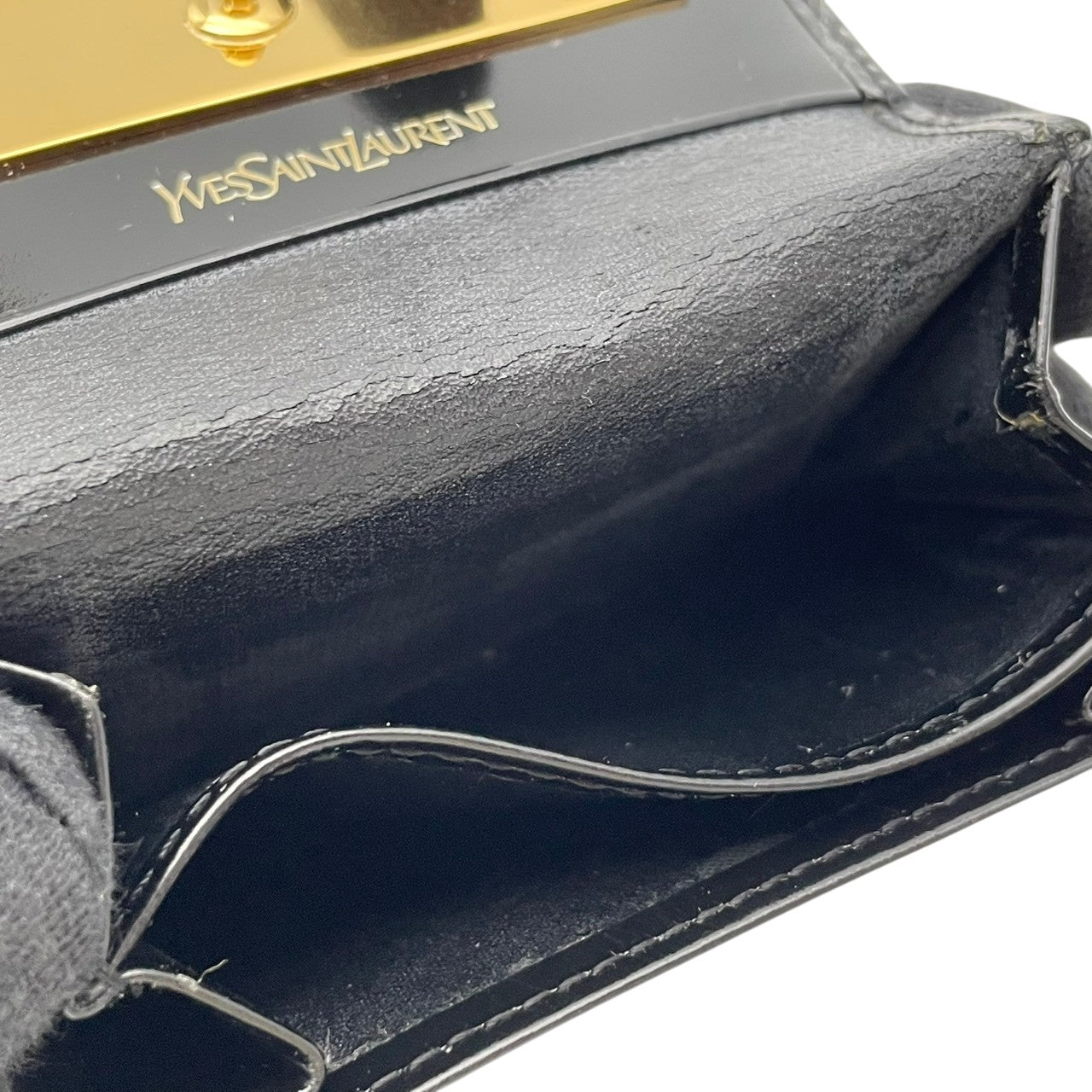 サンローラン SAINT LAURENT 小銭入れ レザー 本革 ブラック エナメル パテントレザー ゴールド金具 ロゴ型押し フラップ スナップ開閉 コンパクト コインケース 小物 レディース メンズ ユニセックス 上品 クラシック 日常使い M3