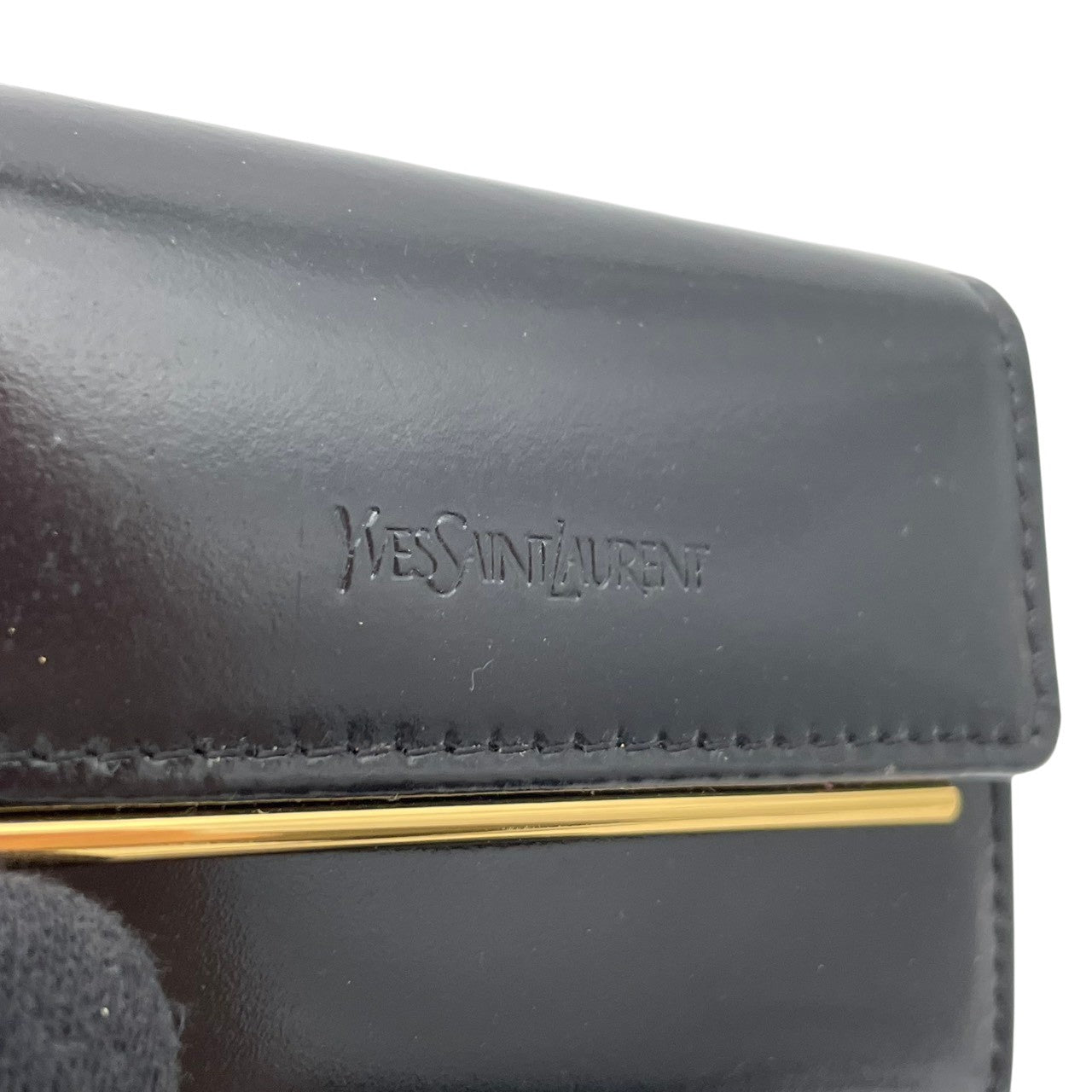 サンローラン SAINT LAURENT 小銭入れ レザー 本革 ブラック エナメル パテントレザー ゴールド金具 ロゴ型押し フラップ スナップ開閉 コンパクト コインケース 小物 レディース メンズ ユニセックス 上品 クラシック 日常使い M3