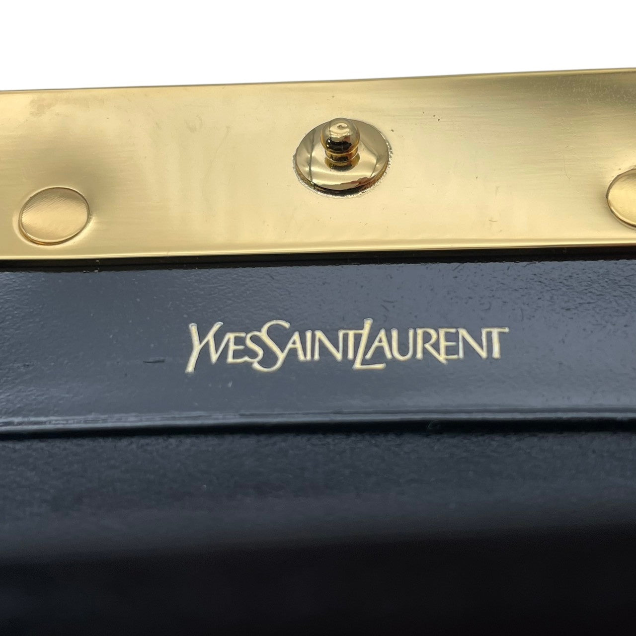 サンローラン SAINT LAURENT 小銭入れ レザー 本革 ブラック エナメル パテントレザー ゴールド金具 ロゴ型押し フラップ スナップ開閉 コンパクト コインケース 小物 レディース メンズ ユニセックス 上品 クラシック 日常使い M3