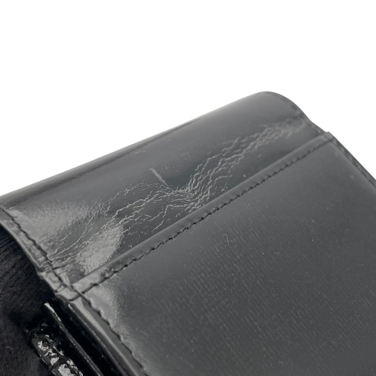 サンローラン SAINT LAURENT 小銭入れ レザー 本革 ブラック エナメル パテントレザー ゴールド金具 ロゴ型押し フラップ スナップ開閉 コンパクト コインケース 小物 レディース メンズ ユニセックス 上品 クラシック 日常使い M3