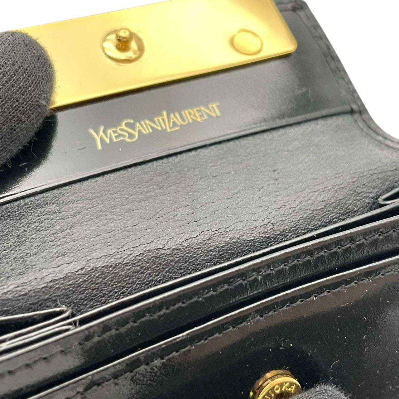 サンローラン SAINT LAURENT 小銭入れ レザー 本革 ブラック エナメル パテントレザー ゴールド金具 ロゴ型押し フラップ スナップ開閉 コンパクト コインケース 小物 レディース メンズ ユニセックス 上品 クラシック 日常使い M3