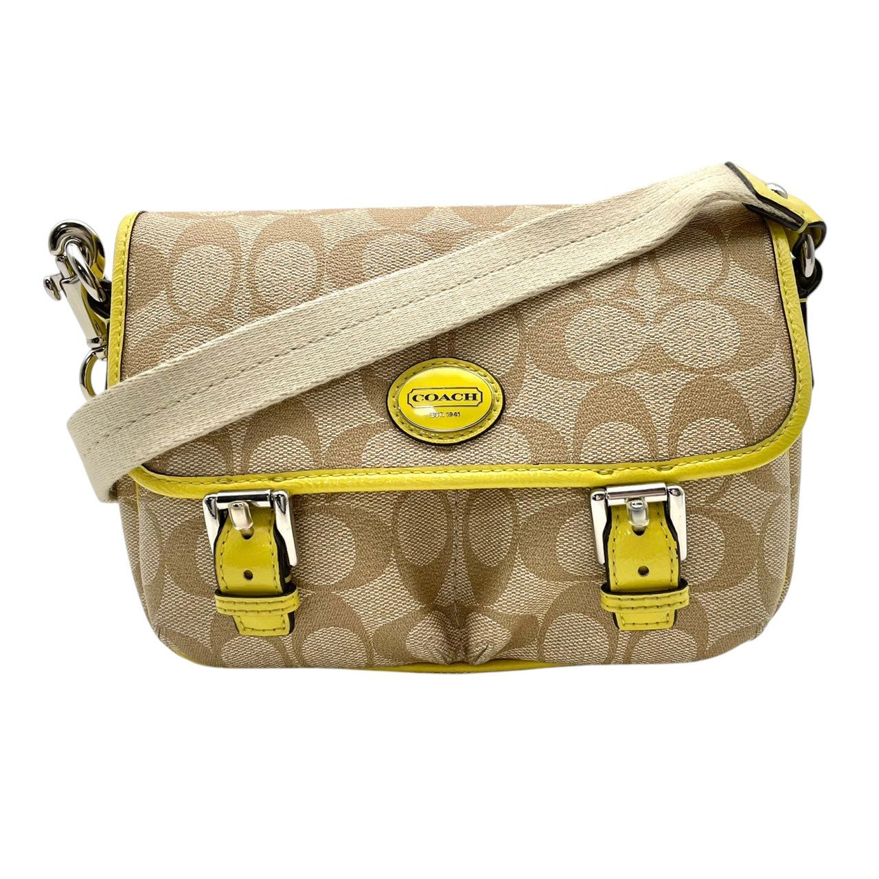 美品 COACH コーチ ショルダーバッグ ベージュ イエロー シグネチャー 総柄 フラップ クロスボディ 斜め掛け 肩掛け レザー ロゴプレート シルバー金具 コンパクト 小さめ ミニバッグ お出かけ デイリー 上品 人気 レディース S68