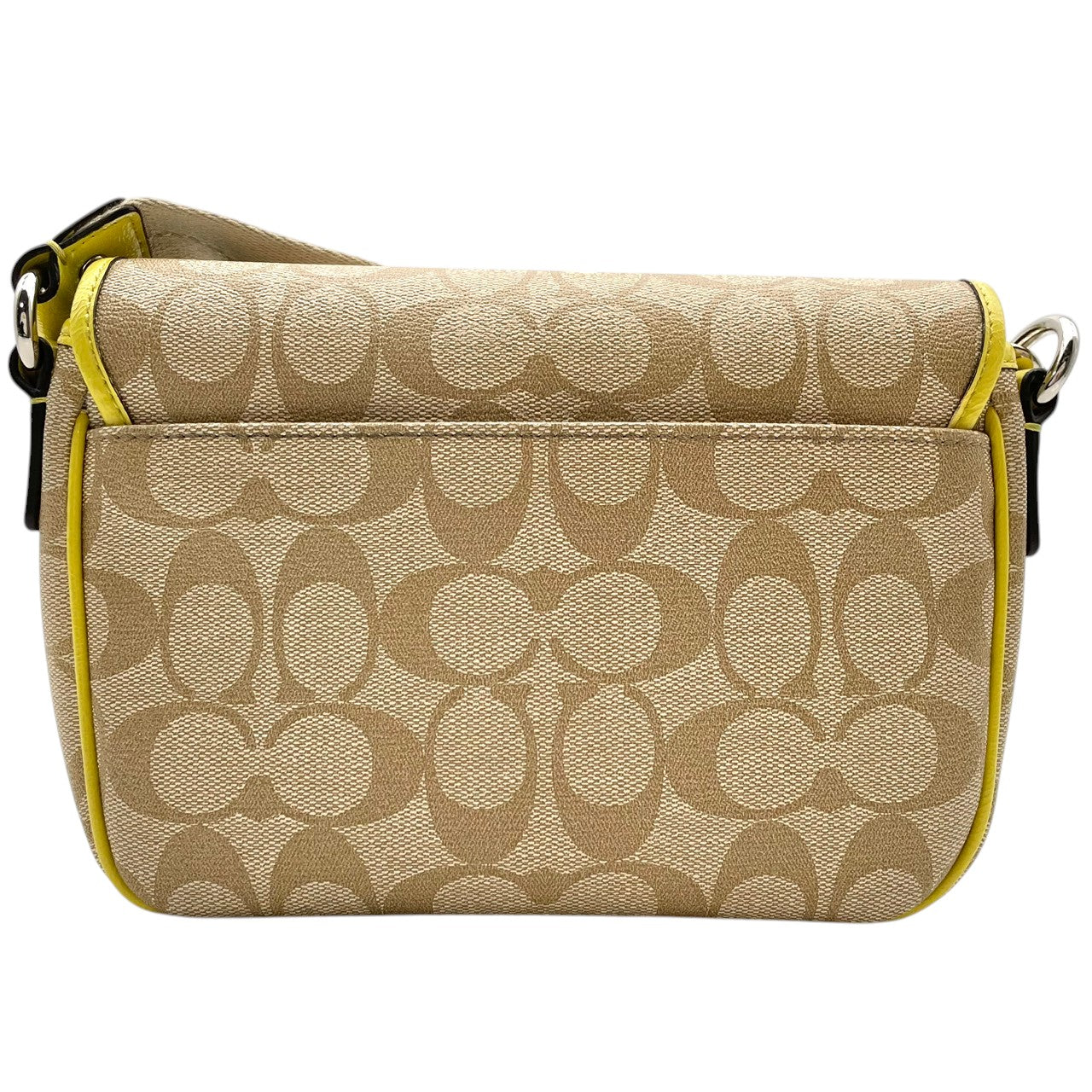 美品 COACH コーチ ショルダーバッグ ベージュ イエロー シグネチャー 総柄 フラップ クロスボディ 斜め掛け 肩掛け レザー ロゴプレート シルバー金具 コンパクト 小さめ ミニバッグ お出かけ デイリー 上品 人気 レディース S68