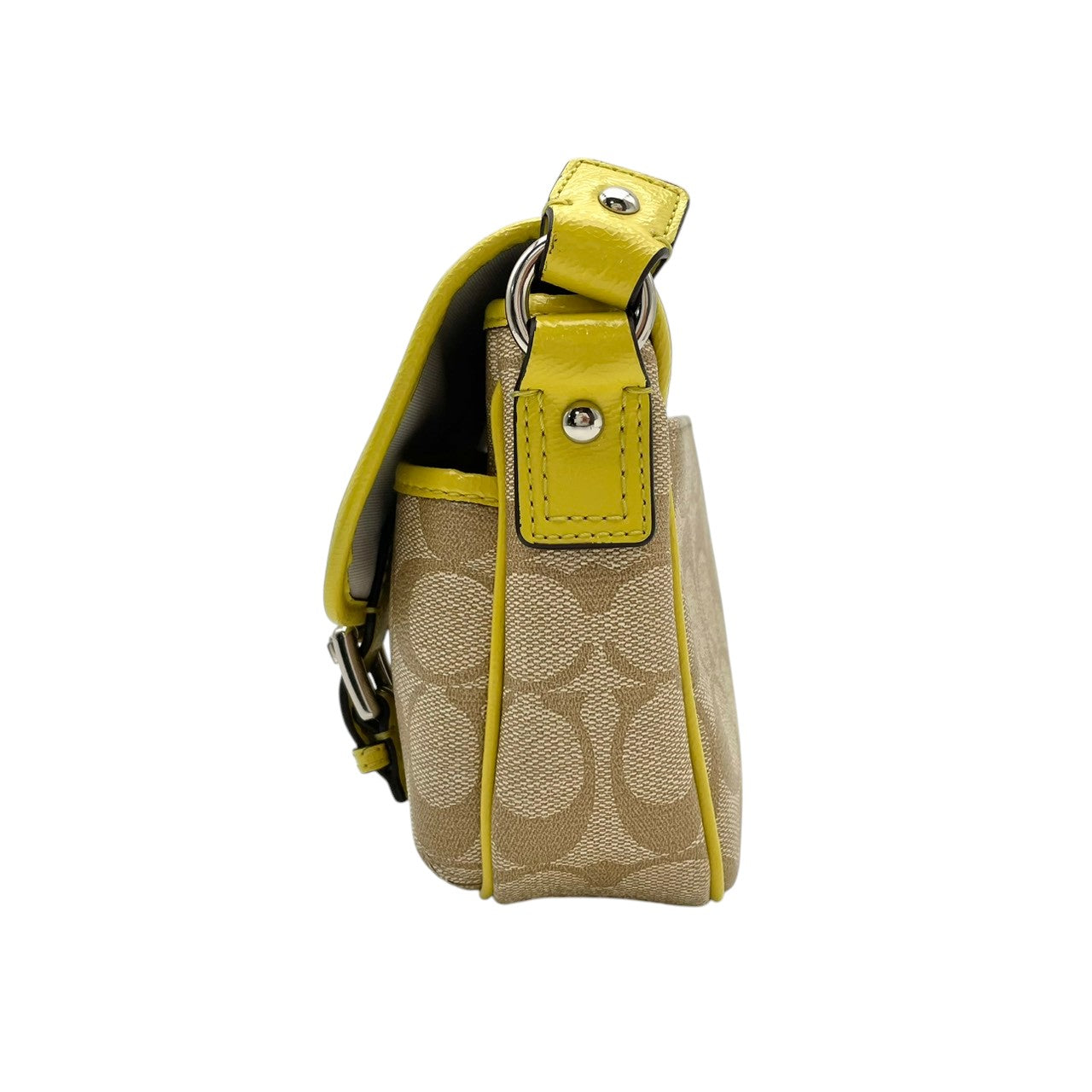 美品 COACH コーチ ショルダーバッグ ベージュ イエロー シグネチャー 総柄 フラップ クロスボディ 斜め掛け 肩掛け レザー ロゴプレート シルバー金具 コンパクト 小さめ ミニバッグ お出かけ デイリー 上品 人気 レディース S68