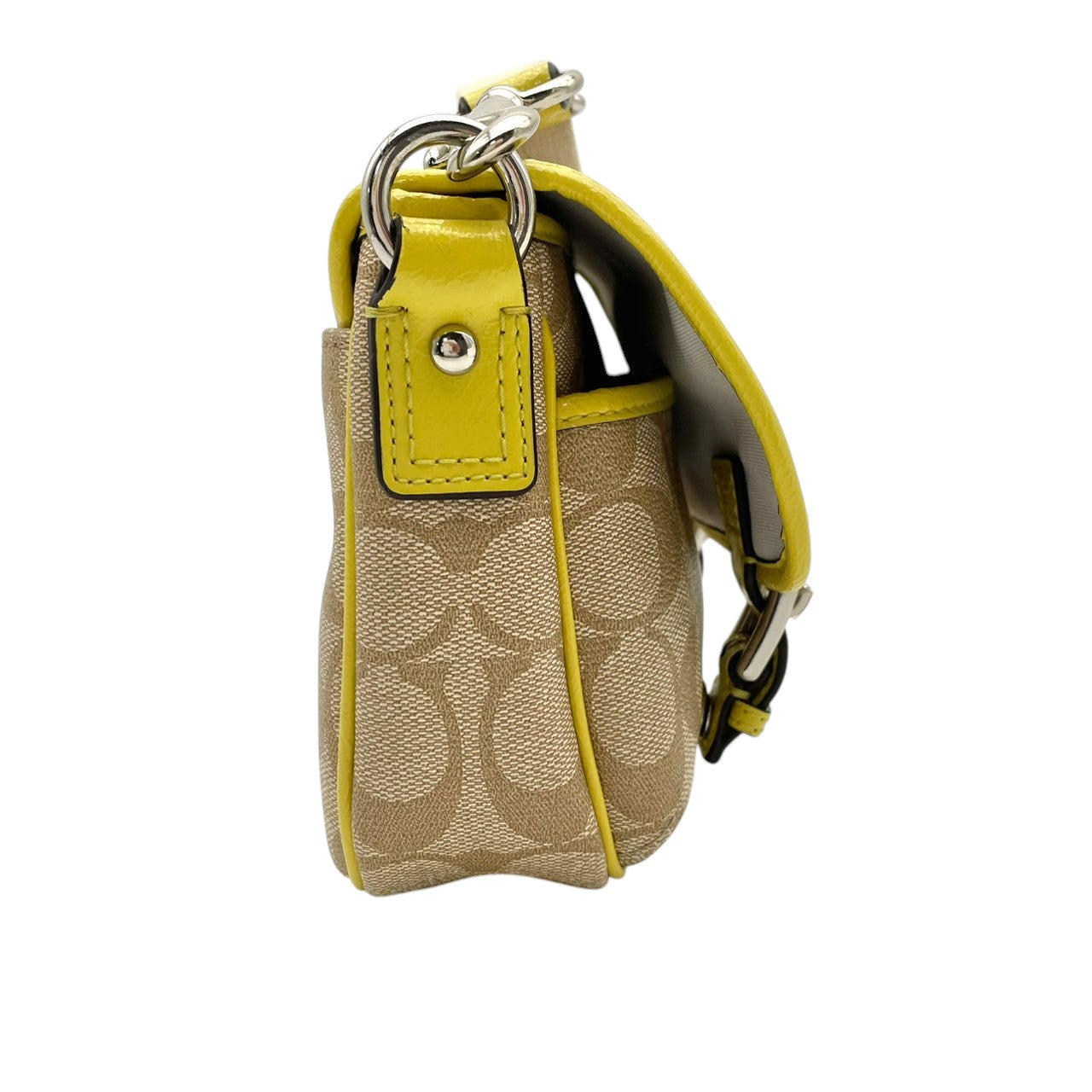 美品 COACH コーチ ショルダーバッグ ベージュ イエロー シグネチャー 総柄 フラップ クロスボディ 斜め掛け 肩掛け レザー ロゴプレート シルバー金具 コンパクト 小さめ ミニバッグ お出かけ デイリー 上品 人気 レディース S68