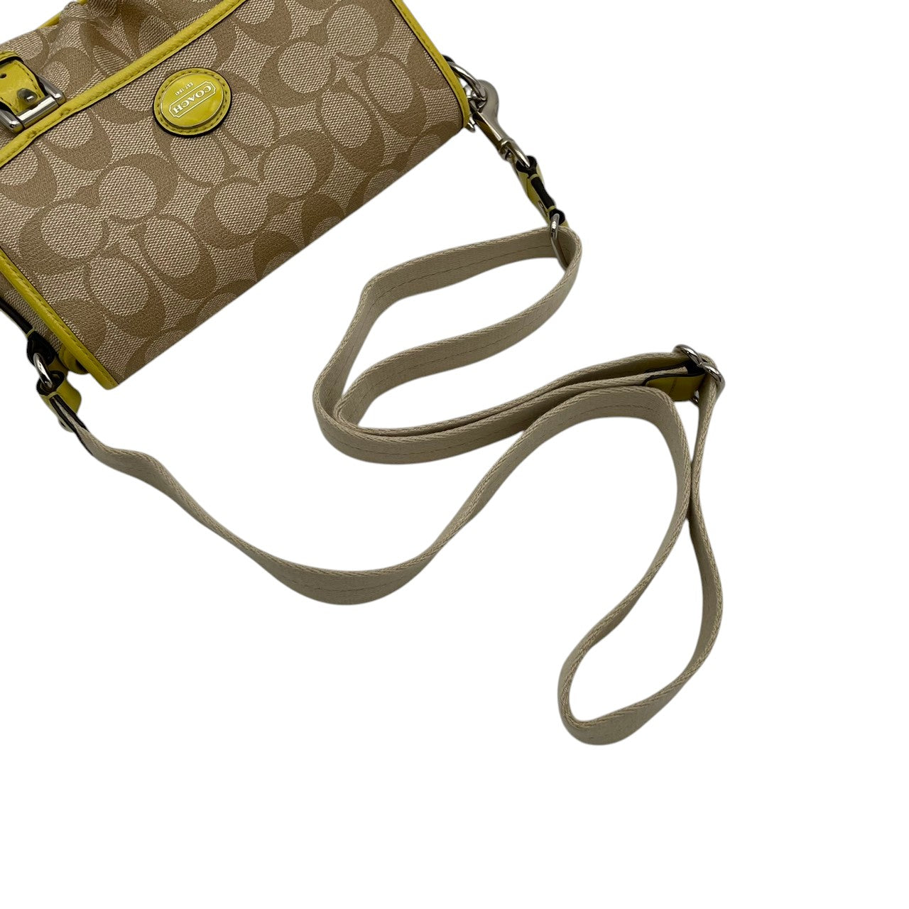 美品 COACH コーチ ショルダーバッグ ベージュ イエロー シグネチャー 総柄 フラップ クロスボディ 斜め掛け 肩掛け レザー ロゴプレート シルバー金具 コンパクト 小さめ ミニバッグ お出かけ デイリー 上品 人気 レディース S68