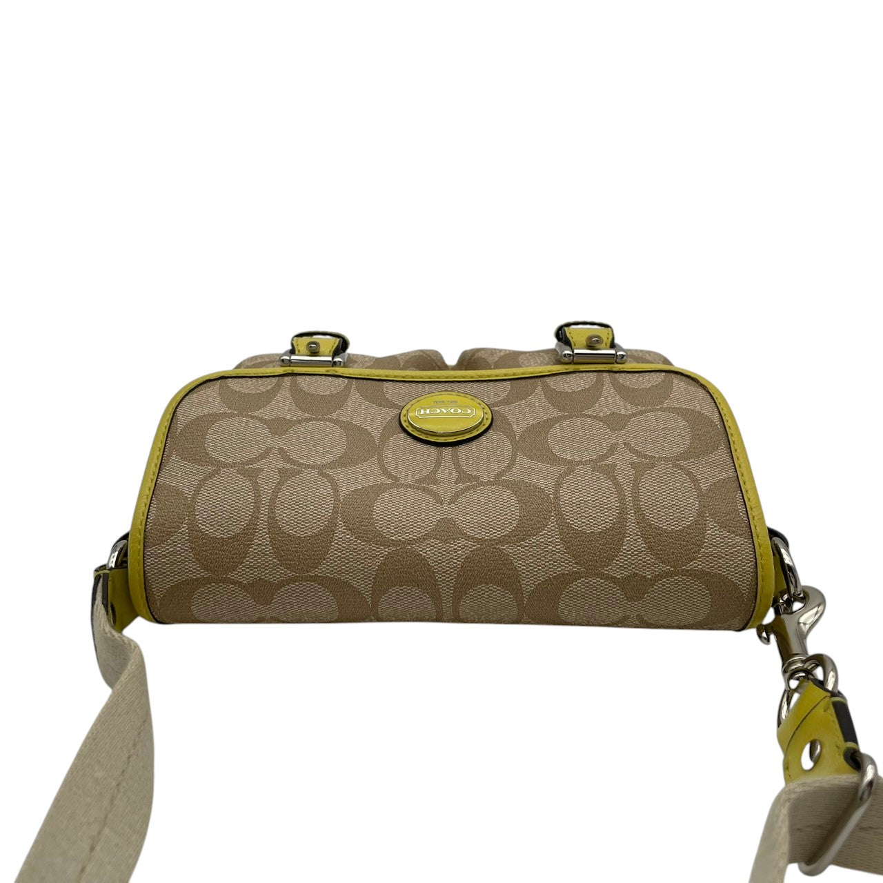 美品 COACH コーチ ショルダーバッグ ベージュ イエロー シグネチャー 総柄 フラップ クロスボディ 斜め掛け 肩掛け レザー ロゴプレート シルバー金具 コンパクト 小さめ ミニバッグ お出かけ デイリー 上品 人気 レディース S68