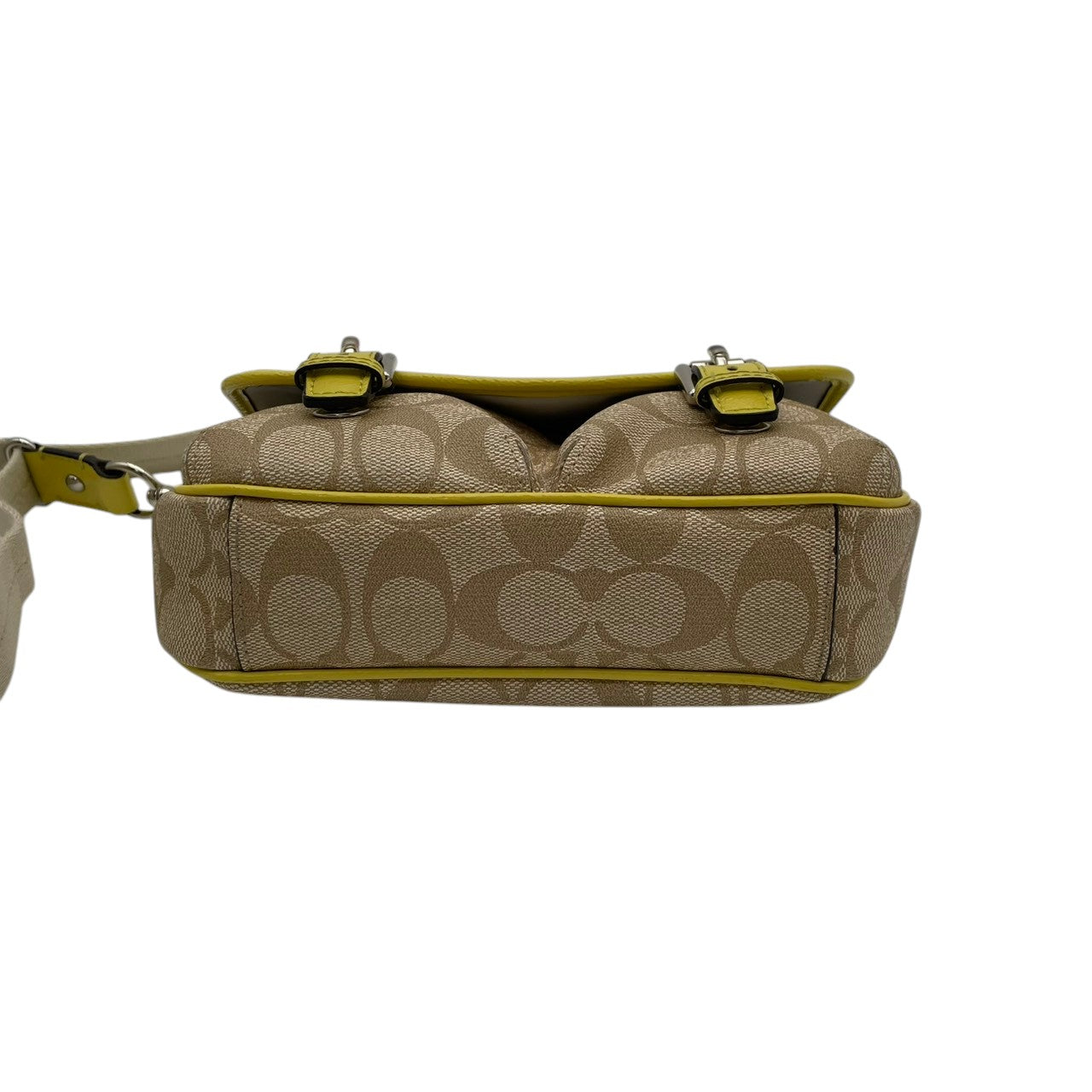 美品 COACH コーチ ショルダーバッグ ベージュ イエロー シグネチャー 総柄 フラップ クロスボディ 斜め掛け 肩掛け レザー ロゴプレート シルバー金具 コンパクト 小さめ ミニバッグ お出かけ デイリー 上品 人気 レディース S68