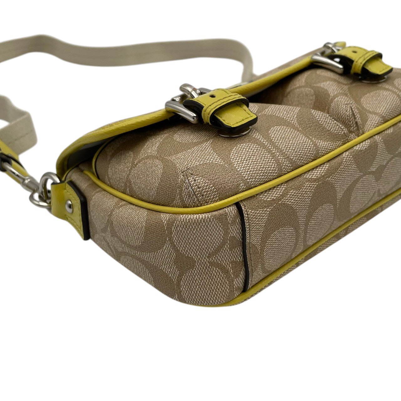 美品 COACH コーチ ショルダーバッグ ベージュ イエロー シグネチャー 総柄 フラップ クロスボディ 斜め掛け 肩掛け レザー ロゴプレート シルバー金具 コンパクト 小さめ ミニバッグ お出かけ デイリー 上品 人気 レディース S68