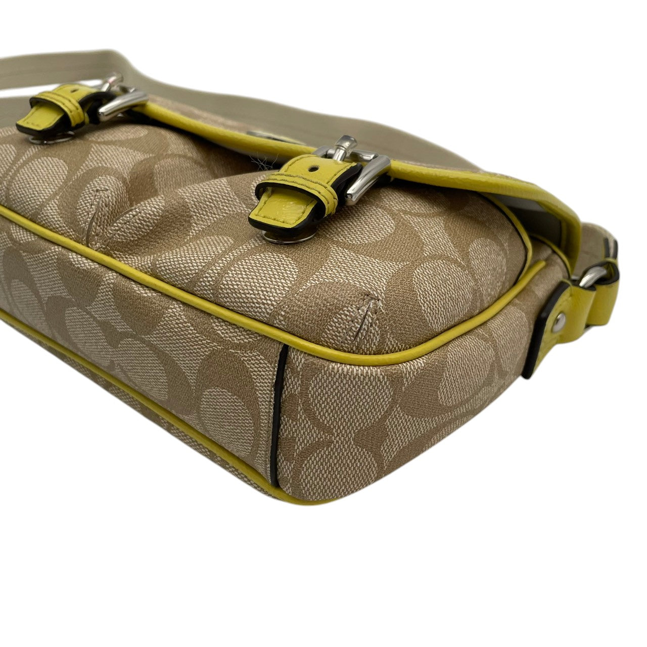美品 COACH コーチ ショルダーバッグ ベージュ イエロー シグネチャー 総柄 フラップ クロスボディ 斜め掛け 肩掛け レザー ロゴプレート シルバー金具 コンパクト 小さめ ミニバッグ お出かけ デイリー 上品 人気 レディース S68