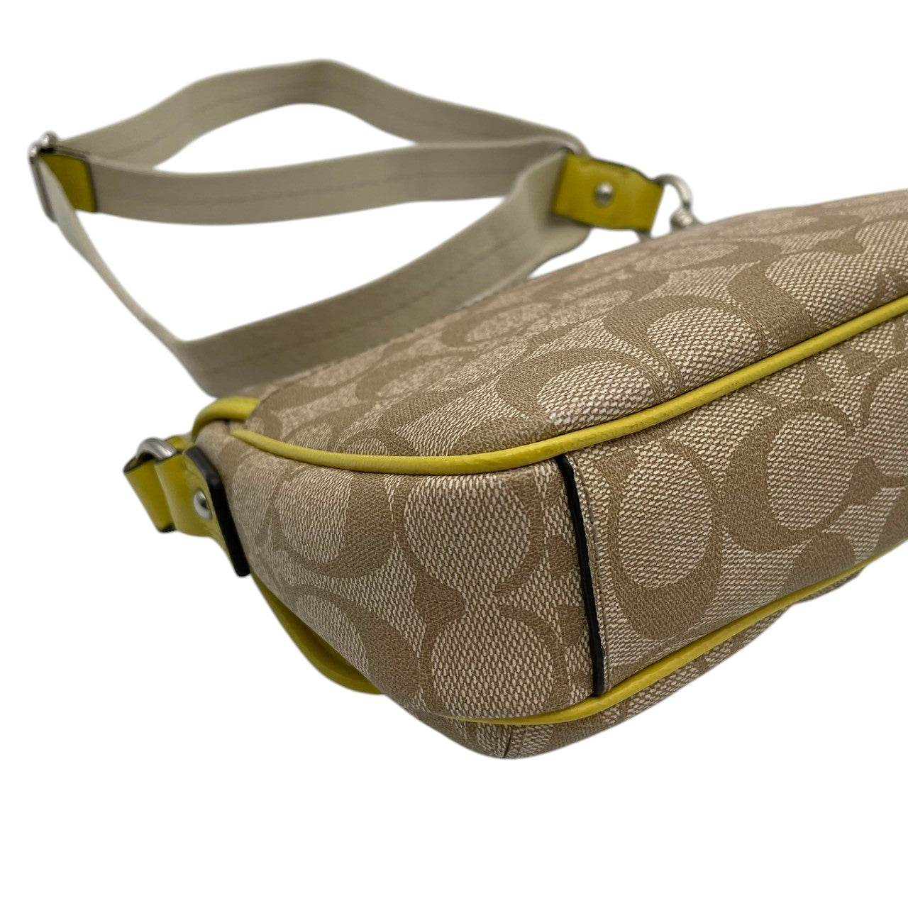 美品 COACH コーチ ショルダーバッグ ベージュ イエロー シグネチャー 総柄 フラップ クロスボディ 斜め掛け 肩掛け レザー ロゴプレート シルバー金具 コンパクト 小さめ ミニバッグ お出かけ デイリー 上品 人気 レディース S68