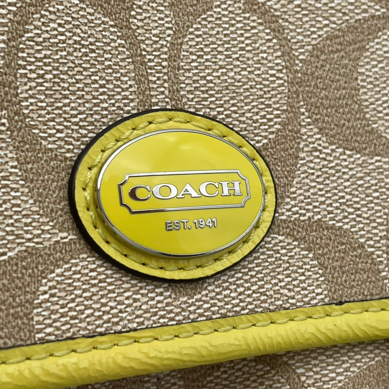 美品 COACH コーチ ショルダーバッグ ベージュ イエロー シグネチャー 総柄 フラップ クロスボディ 斜め掛け 肩掛け レザー ロゴプレート シルバー金具 コンパクト 小さめ ミニバッグ お出かけ デイリー 上品 人気 レディース S68