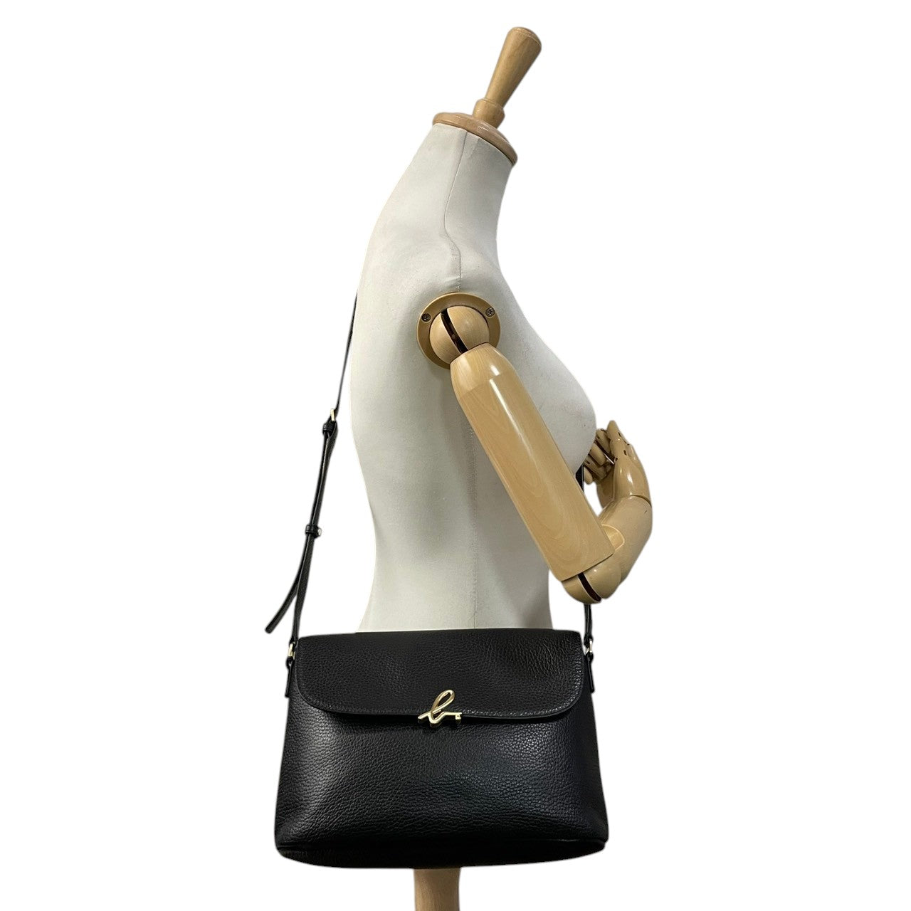【美品】 アニエスベー agnes b. ショルダーバッグ クロスボディ 斜め掛け可 レザー 本革 ブラック 黒 シルバー金具 The b. ルベー ロゴ カメラバッグ エレガント クラシック 上品 鞄 通勤 お出かけ レディース 定番 人気 S61
