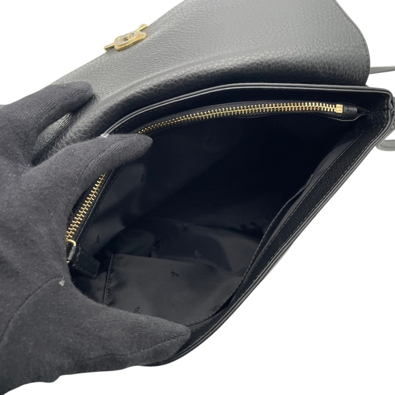 【美品】 アニエスベー agnes b. ショルダーバッグ クロスボディ 斜め掛け可 レザー 本革 ブラック 黒 シルバー金具 The b. ルベー ロゴ カメラバッグ エレガント クラシック 上品 鞄 通勤 お出かけ レディース 定番 人気 S61