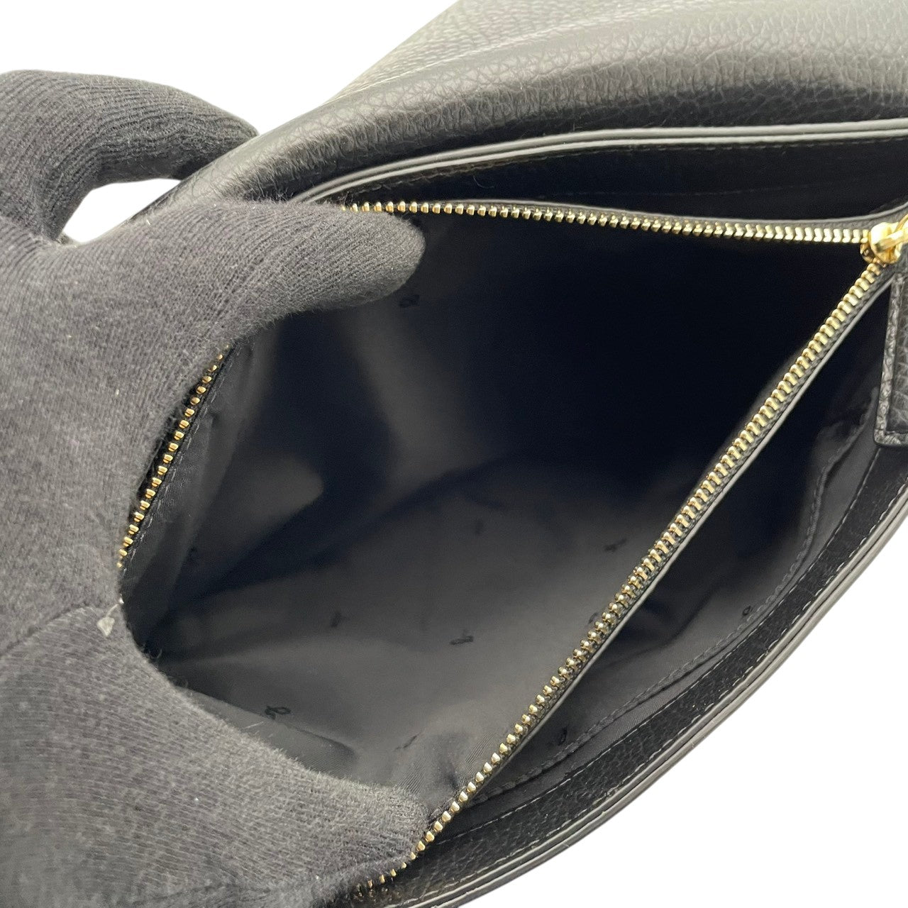 【美品】 アニエスベー agnes b. ショルダーバッグ クロスボディ 斜め掛け可 レザー 本革 ブラック 黒 シルバー金具 The b. ルベー ロゴ カメラバッグ エレガント クラシック 上品 鞄 通勤 お出かけ レディース 定番 人気 S61
