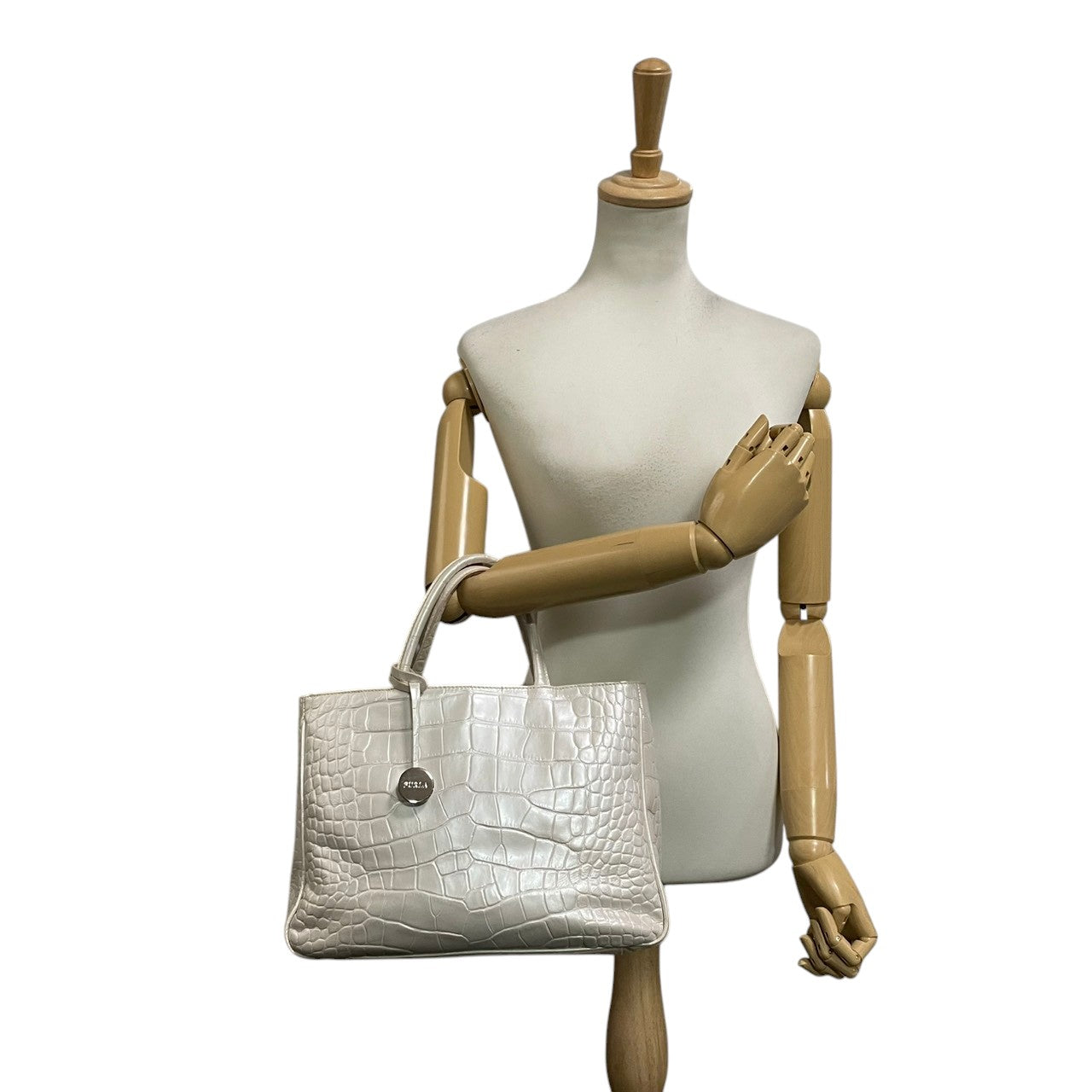 【美品】 フルラ FURLA ハンドバッグ トートバッグ レザー 本革 パールホワイト 白 ゴールド金具 ロゴ 自立可 フォーマル 冠婚葬祭 エレガント クラシック ビンテージ 上品 鞄 通勤 通学 お出かけ デイリー レディース 定番 人気 S61