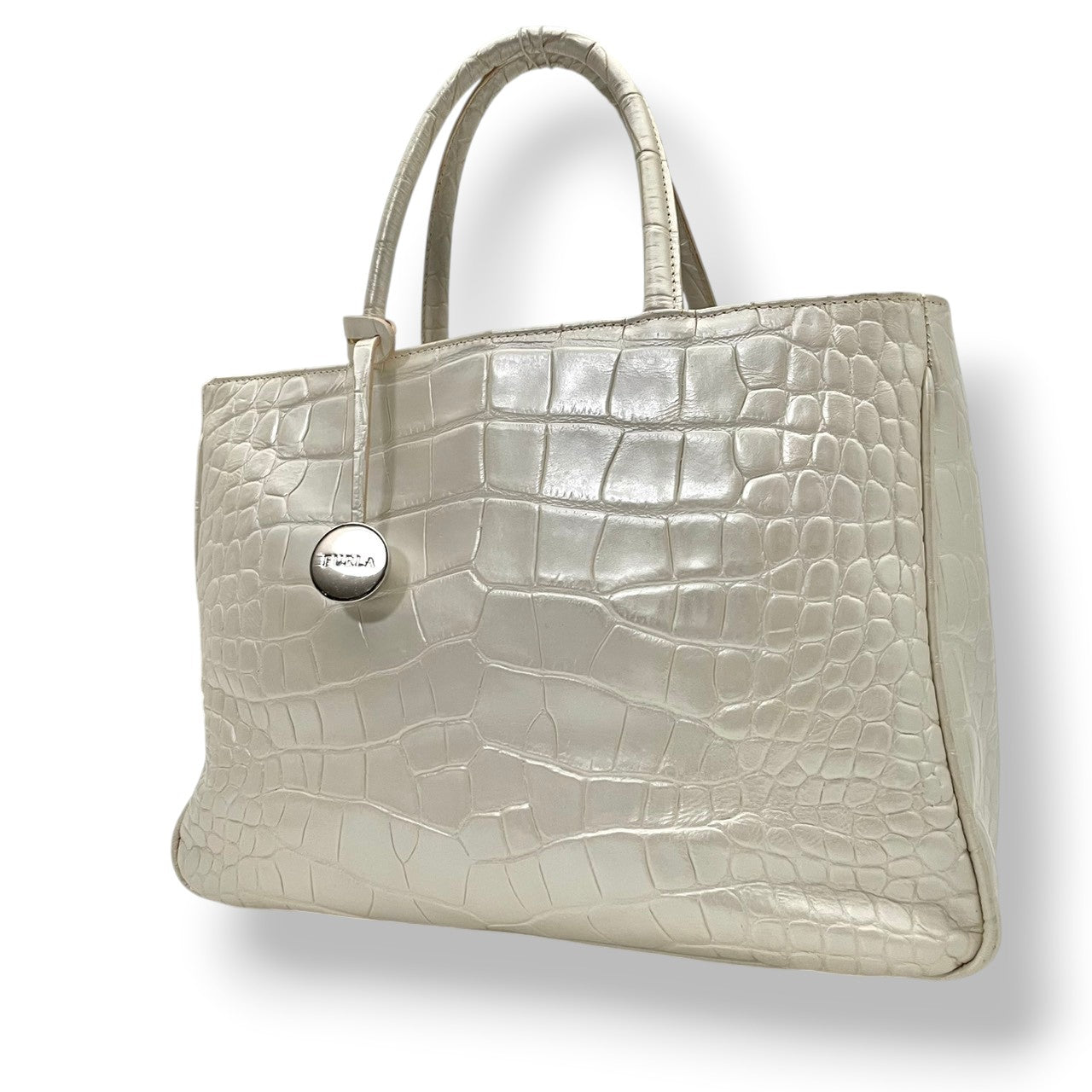 【美品】 フルラ FURLA ハンドバッグ トートバッグ レザー 本革 パールホワイト 白 ゴールド金具 ロゴ 自立可 フォーマル 冠婚葬祭 エレガント クラシック ビンテージ 上品 鞄 通勤 通学 お出かけ デイリー レディース 定番 人気 S61