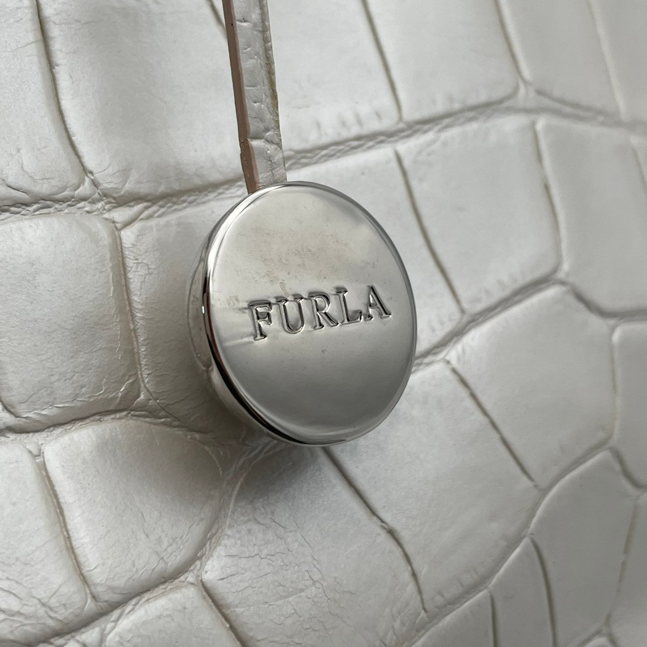 【美品】 フルラ FURLA ハンドバッグ トートバッグ レザー 本革 パールホワイト 白 ゴールド金具 ロゴ 自立可 フォーマル 冠婚葬祭 エレガント クラシック ビンテージ 上品 鞄 通勤 通学 お出かけ デイリー レディース 定番 人気 S61