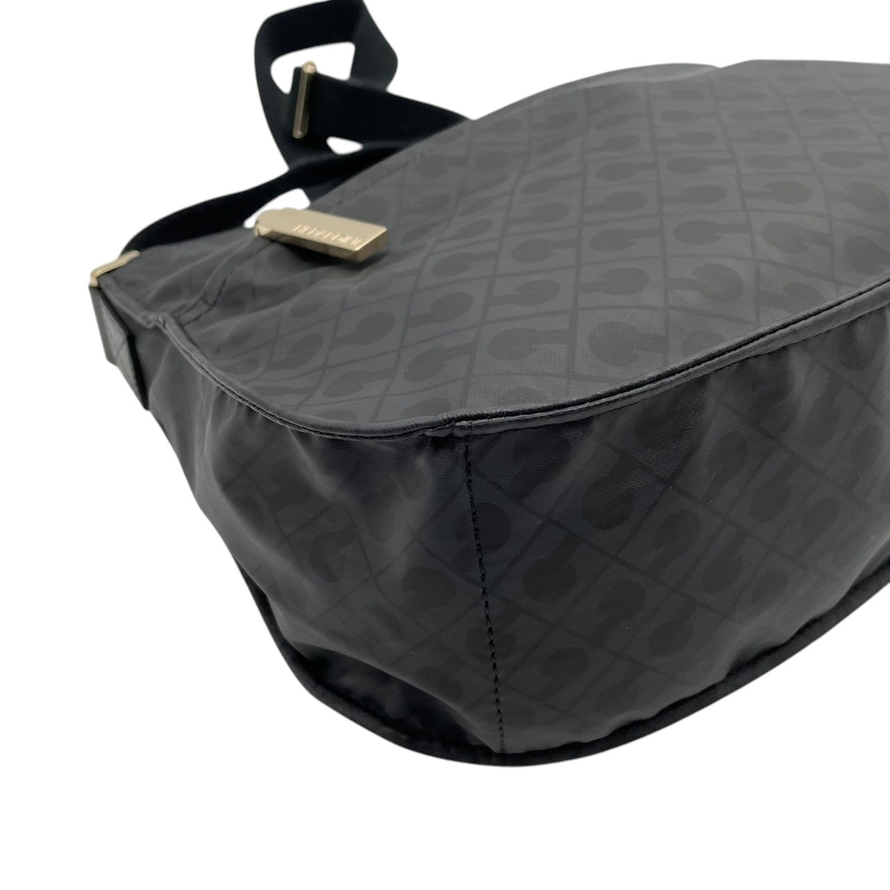 【極美品】 ゲラルディーニ GHERARDINI ショルダーバッグ クロスボディ 斜め掛け可 ソフティ 軽量 ナイロン ブラック 黒 総柄 カジュアル クラシック ビンテージ 上品 鞄 通勤 通学 お出かけ デイリー レディース 定番 人気 希少 S63