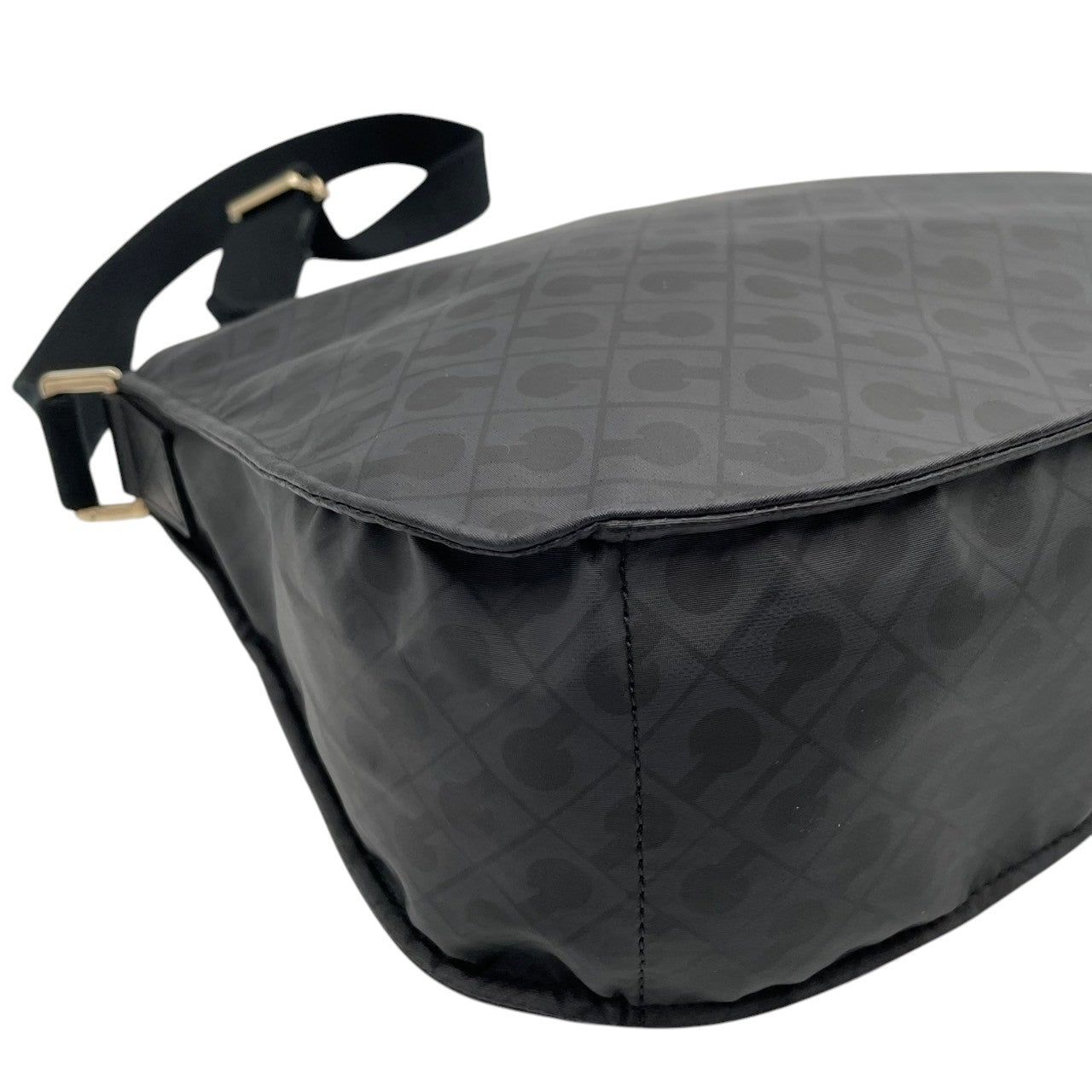【極美品】 ゲラルディーニ GHERARDINI ショルダーバッグ クロスボディ 斜め掛け可 ソフティ 軽量 ナイロン ブラック 黒 総柄 カジュアル クラシック ビンテージ 上品 鞄 通勤 通学 お出かけ デイリー レディース 定番 人気 希少 S63