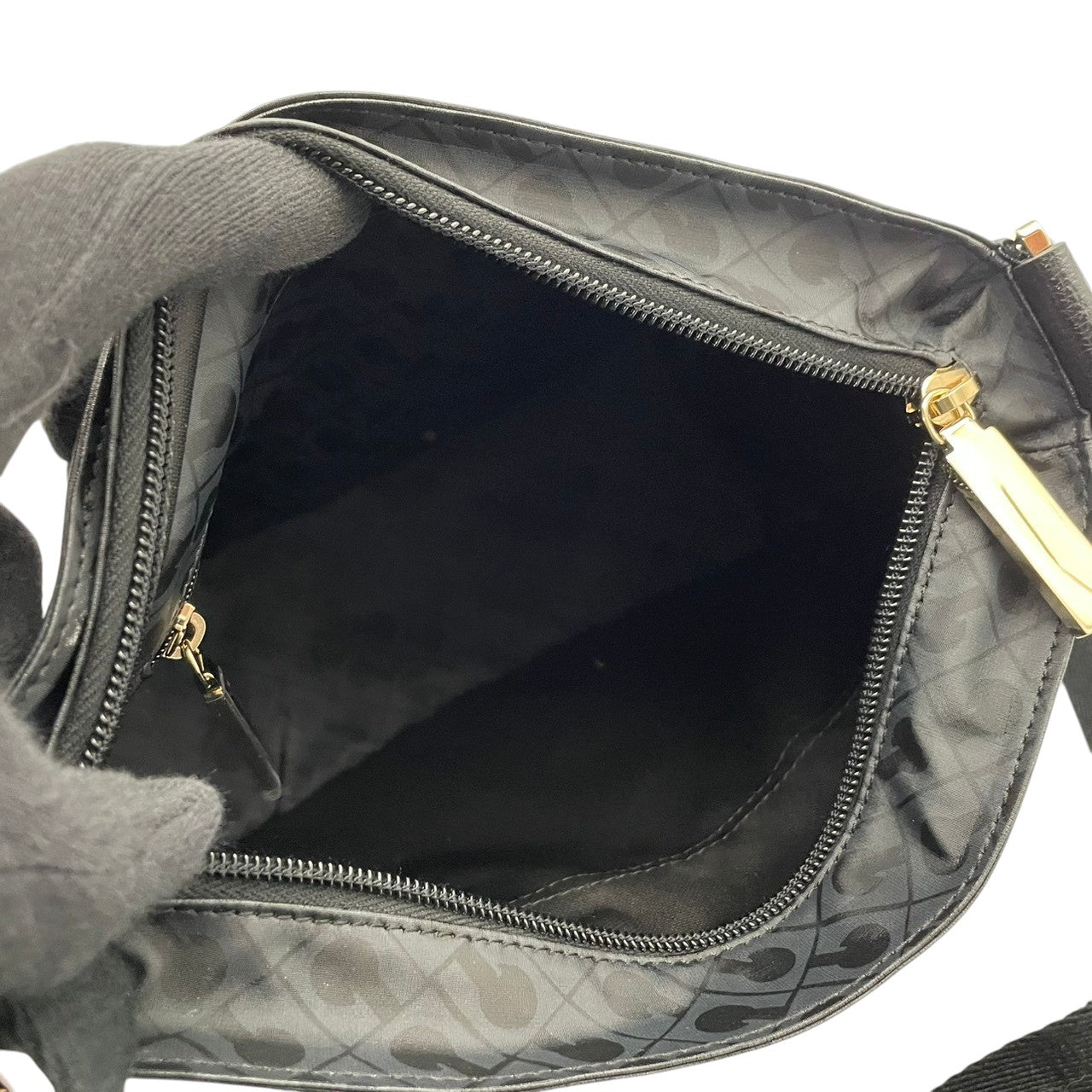 【極美品】 ゲラルディーニ GHERARDINI ショルダーバッグ クロスボディ 斜め掛け可 ソフティ 軽量 ナイロン ブラック 黒 総柄 カジュアル クラシック ビンテージ 上品 鞄 通勤 通学 お出かけ デイリー レディース 定番 人気 希少 S63