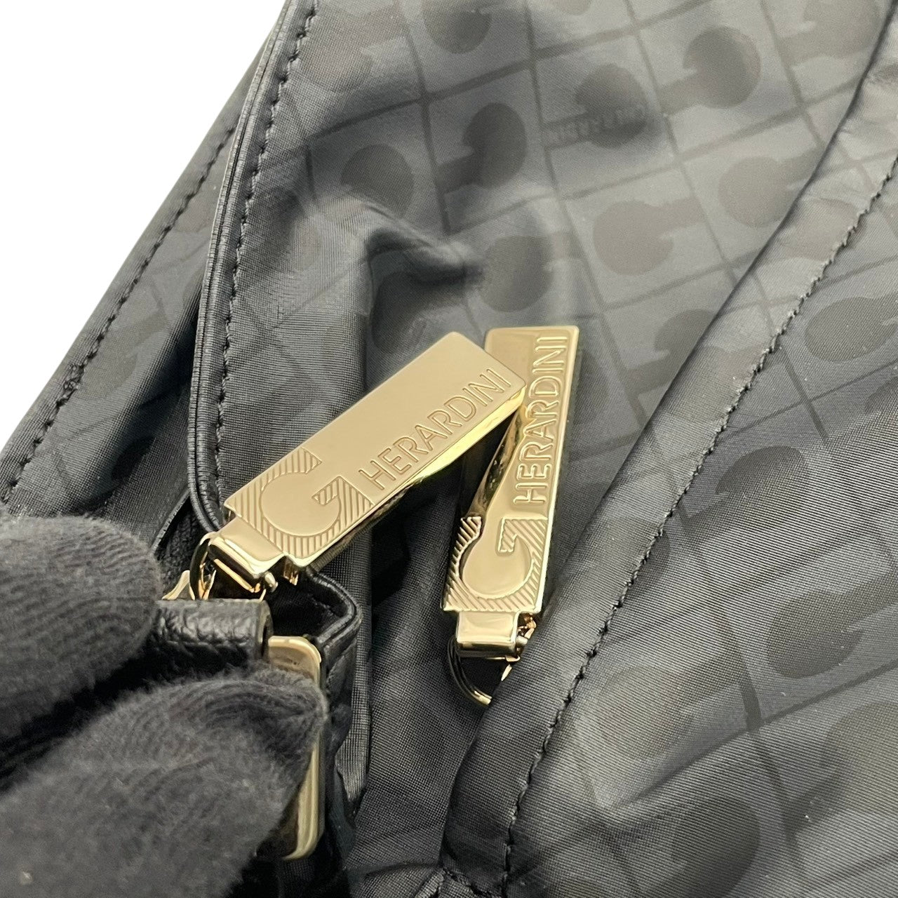 【極美品】 ゲラルディーニ GHERARDINI ショルダーバッグ クロスボディ 斜め掛け可 ソフティ 軽量 ナイロン ブラック 黒 総柄 カジュアル クラシック ビンテージ 上品 鞄 通勤 通学 お出かけ デイリー レディース 定番 人気 希少 S63