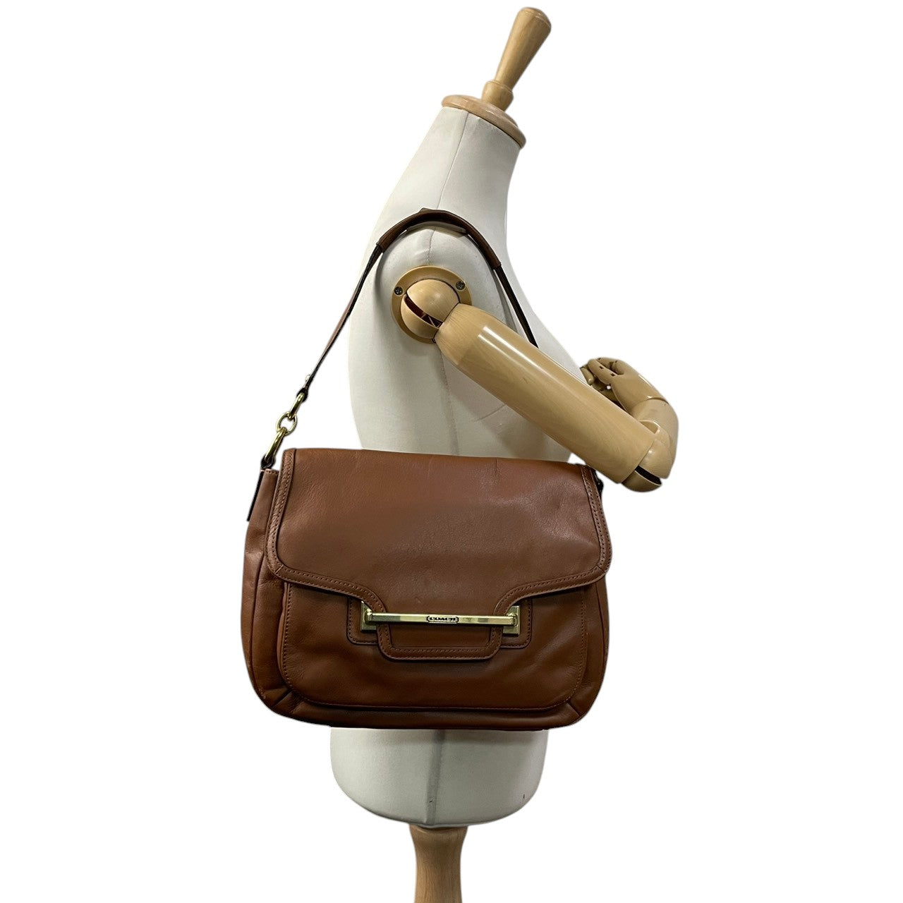【美品】 コーチ COACH ショルダーバッグ クロスボディ 斜め掛け可 レザー 本革 ブラウン 茶色 シルバー金具 ターンロック フラップ カジュアル クラシック ビンテージ 上品 鞄 通勤 通学 お出かけ レディース 定番 人気 希少 アイテム S59