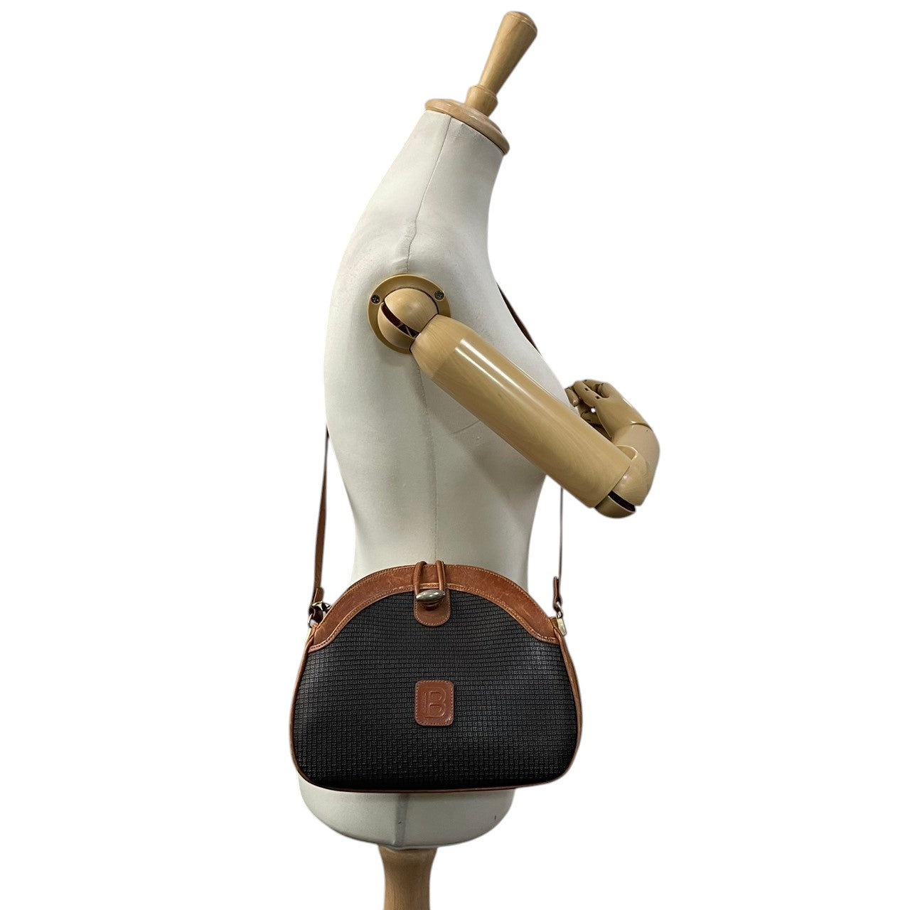 【良品】 バリー BALLY ショルダーバッグ クロスボディ 斜め掛け可 PVC レザー ブラウン 茶色 ブラック 黒 Bロゴ 総柄 モノグラム フラップ クラシック ビンテージ 上品 鞄 メンズ レディース ユニセックス 定番 人気 希少 S59