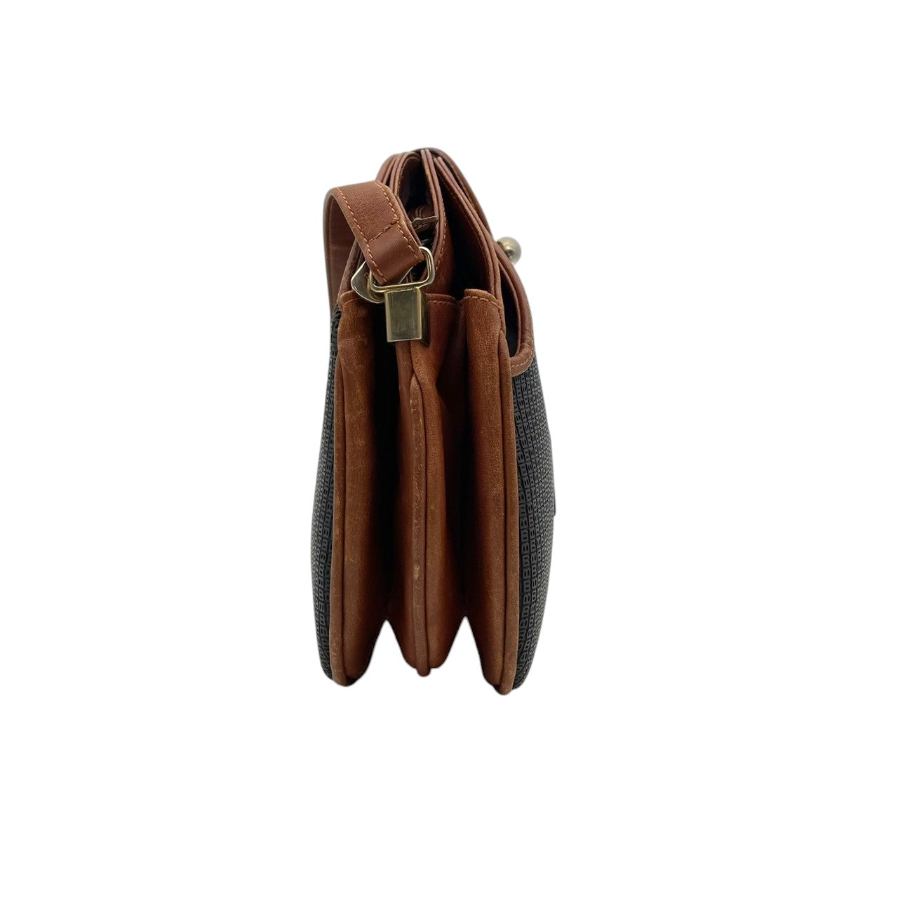 【良品】 バリー BALLY ショルダーバッグ クロスボディ 斜め掛け可 PVC レザー ブラウン 茶色 ブラック 黒 Bロゴ 総柄 モノグラム フラップ クラシック ビンテージ 上品 鞄 メンズ レディース ユニセックス 定番 人気 希少 S59