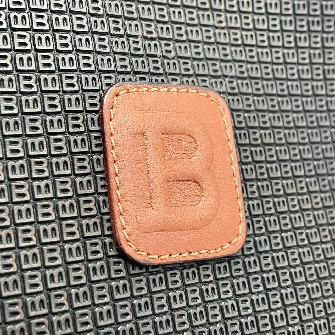 【良品】 バリー BALLY ショルダーバッグ クロスボディ 斜め掛け可 PVC レザー ブラウン 茶色 ブラック 黒 Bロゴ 総柄 モノグラム フラップ クラシック ビンテージ 上品 鞄 メンズ レディース ユニセックス 定番 人気 希少 S59