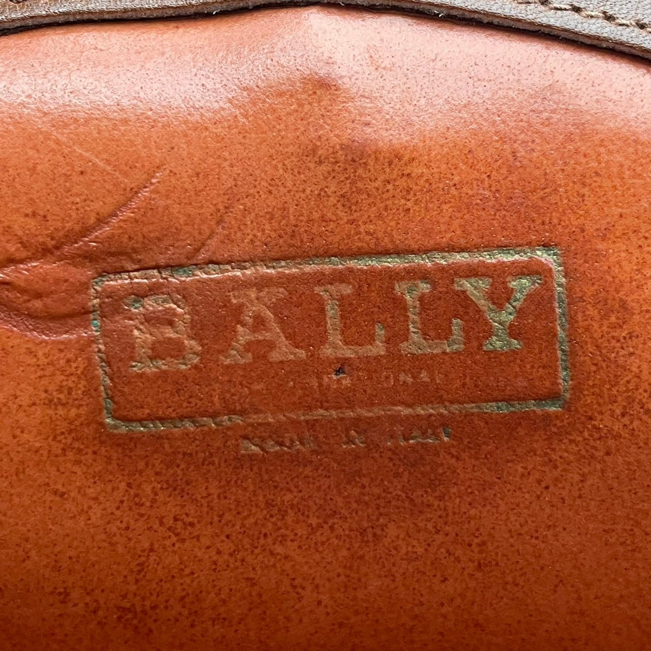 【良品】 バリー BALLY ショルダーバッグ クロスボディ 斜め掛け可 PVC レザー ブラウン 茶色 ブラック 黒 Bロゴ 総柄 モノグラム フラップ クラシック ビンテージ 上品 鞄 メンズ レディース ユニセックス 定番 人気 希少 S59
