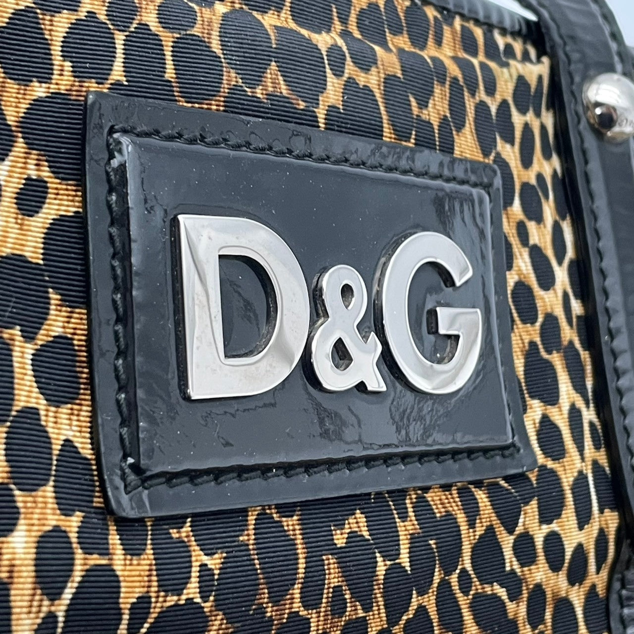 【良品】 ドルチェ＆ガッバーナ DOLCE&GABBANA トートバッグ ナイロン エナメル レオパード柄 ヒョウ柄 ブラウン ブラック 黒 ロゴ プレート 肩掛け A4収納可能 大容量 カジュアル エレガント 鞄 通勤 お出かけ レディース 定番 S59