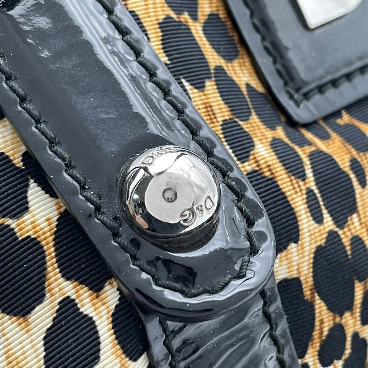 【良品】 ドルチェ＆ガッバーナ DOLCE&GABBANA トートバッグ ナイロン エナメル レオパード柄 ヒョウ柄 ブラウン ブラック 黒 ロゴ プレート 肩掛け A4収納可能 大容量 カジュアル エレガント 鞄 通勤 お出かけ レディース 定番 S59