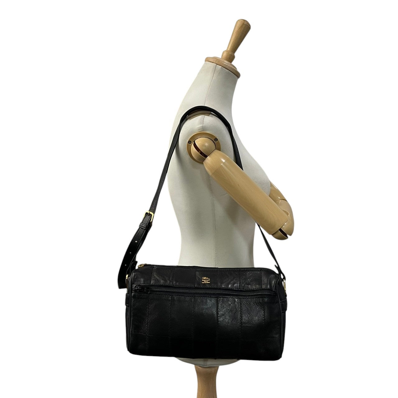 【美品】 ロンシャン LONGCHAMP ショルダーバッグ ワンショルダー 肩掛け可 レザー 本革 ブラック 黒 シルバー金具 ロゴ 型押し クラシック エレガント 上品 鞄 カジュアル お出かけ デイリー レディース 定番 人気 S60