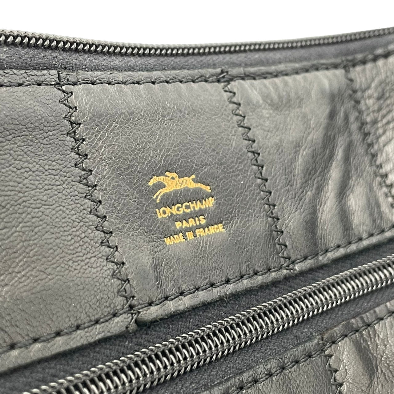 【美品】 ロンシャン LONGCHAMP ショルダーバッグ ワンショルダー 肩掛け可 レザー 本革 ブラック 黒 シルバー金具 ロゴ 型押し クラシック エレガント 上品 鞄 カジュアル お出かけ デイリー レディース 定番 人気 S60