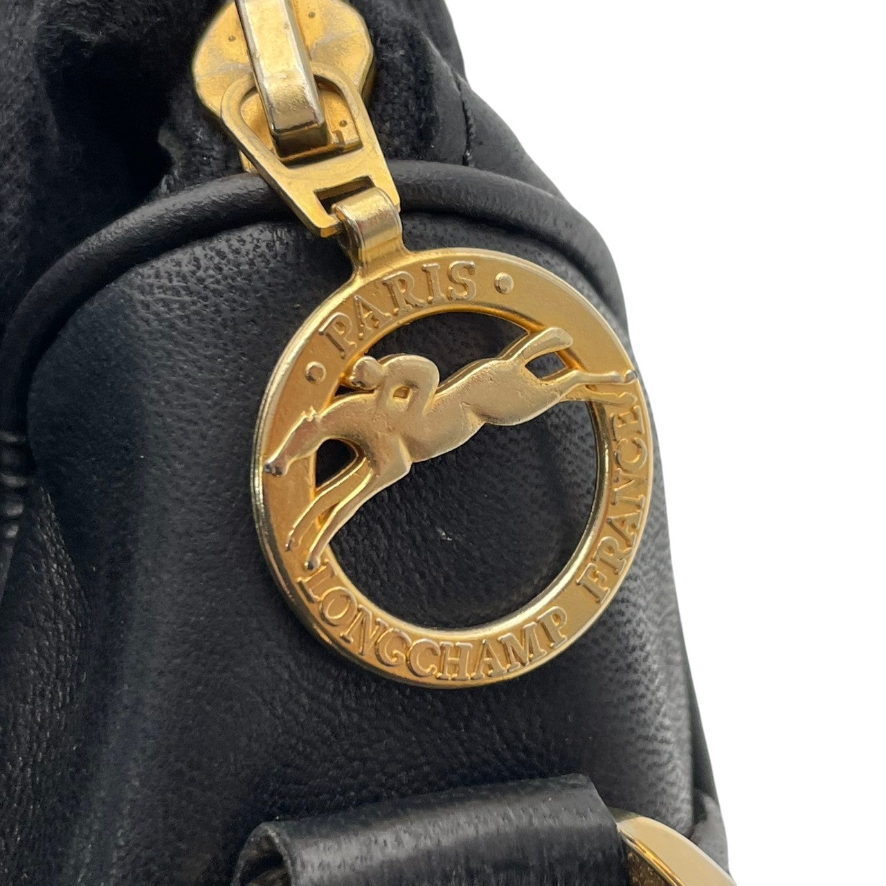【美品】 ロンシャン LONGCHAMP ショルダーバッグ ワンショルダー 肩掛け可 レザー 本革 ブラック 黒 シルバー金具 ロゴ 型押し クラシック エレガント 上品 鞄 カジュアル お出かけ デイリー レディース 定番 人気 S60