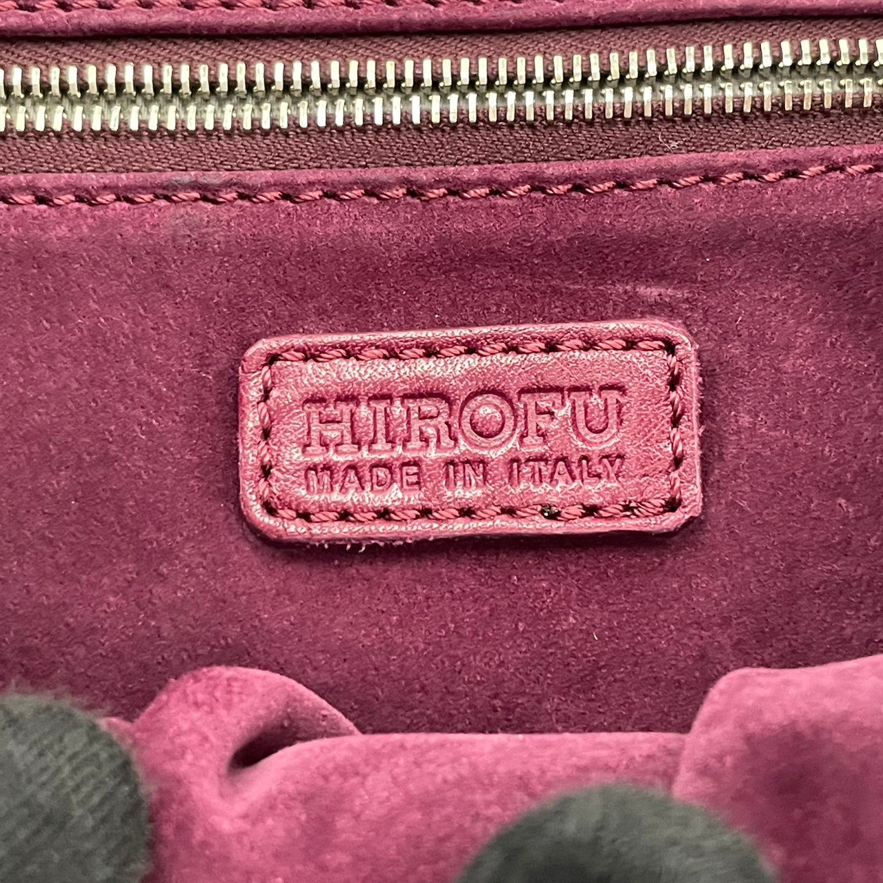 【美品】 ヒロフ HIROFU トートバッグ ワンショルダー 肩掛け可 スウェード レザー 本革 ワインレッド ボルドー Hロゴ エンボス 型押し A4収納可能 大容量 エレガント クラシック 上品 鞄 通勤 お出かけ レディース 定番 人気 S60