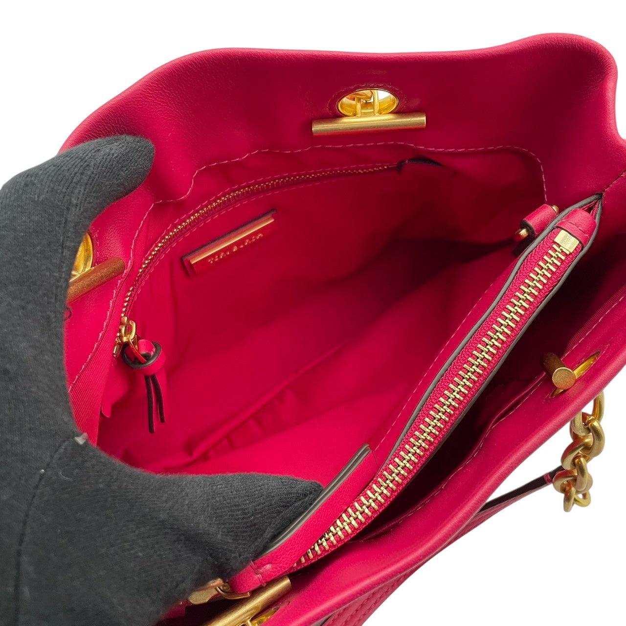 【美品】 トリーバーチ TORY BURCH ハンドバッグ トートバッグ レザー 本革 ピンク デカロゴ ステッチ タッセル チャーム 自立可 軽量 カジュアル エレガント 上品 鞄 お出かけ デイリー レディース 定番 人気 S60