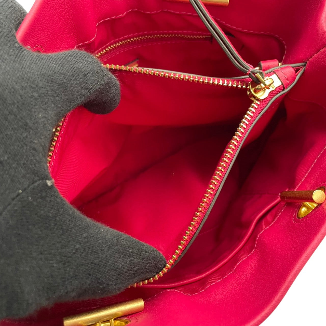 【美品】 トリーバーチ TORY BURCH ハンドバッグ トートバッグ レザー 本革 ピンク デカロゴ ステッチ タッセル チャーム 自立可 軽量 カジュアル エレガント 上品 鞄 お出かけ デイリー レディース 定番 人気 S60