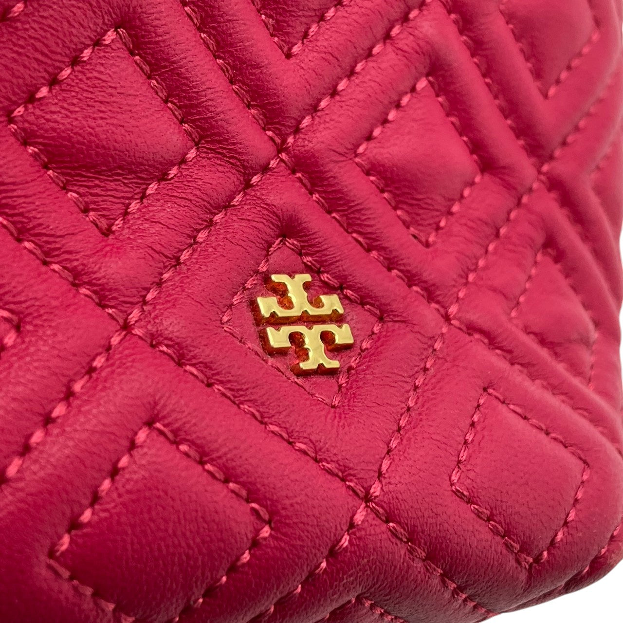 【美品】 トリーバーチ TORY BURCH ハンドバッグ トートバッグ レザー 本革 ピンク デカロゴ ステッチ タッセル チャーム 自立可 軽量 カジュアル エレガント 上品 鞄 お出かけ デイリー レディース 定番 人気 S60